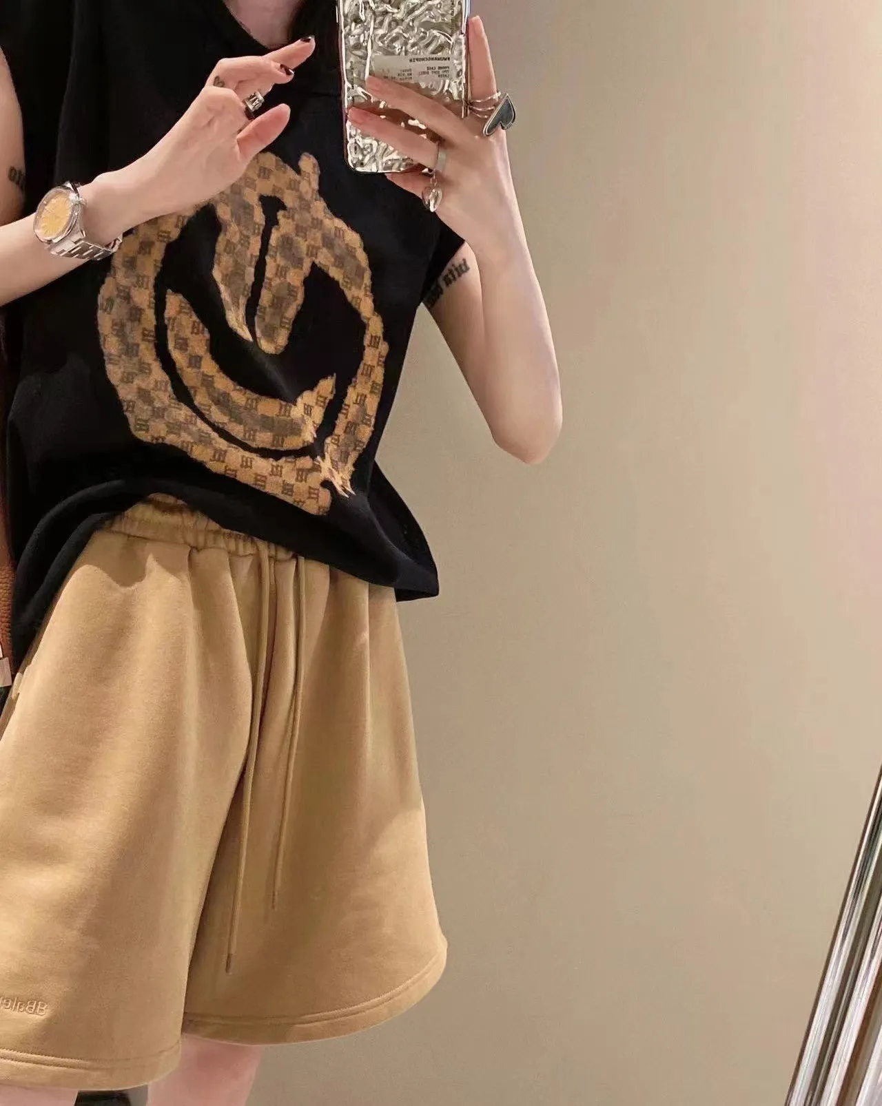 ♻️💯Refer to the model picture for the upper body❤️The top tested version of BALENCIAGA basic embroidered cotton loose shorts for men and women, the same fashion brand shorts. Fabric: Customized fish scale terry cotton fabric 440 grams, super heavy, ready-to-wear washed and soft to the touch. Printing: Japanese Tajima embroidery technology is used, the embroidery is accurate, the printing is meticulous and full, and there is no thread skipping. Accessories: Complete set of customized BLCG accessories Color: Fluorescent green black gray dark khaki Size: XS-L P:310