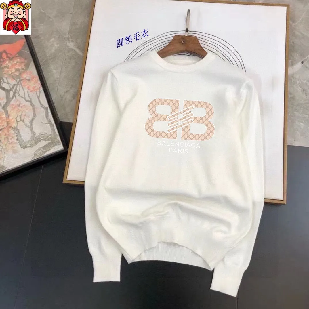 🅿️240 【BALENCIAGA】Autumn and winter classic round neck pullover sweater, in full condition! ! ! Wool blended fabric, the latest model in 2025, golden ratio! ! Slim-fitting soft gold, versatile and practical item, the combination and practicality are extremely powerful, simple and elegant, and classy! To create your own style, it is highly recommended to buy it in two colors. The standard slim fit tailoring process is suitable for both young and old men. It is knitted from wool and will not cause any discomfort! While keeping warm, it is stylish, textured and wearable, and the classic logo with contrasting colors on the chest feels in place! ! Recommended for regular customers! ! Size M-3XL (maximum wear: 190 pounds)