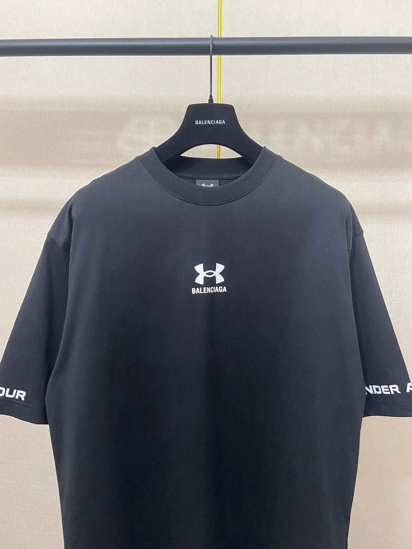 🅿️160 9182# Actual photo Top version [[BALENCIA*GA] Official website quality New Paris joint Under Armor printed short-sleeved T-shirt OS version Loose dropped shoulders Unisex style Fabric: 260g 100% cotton double yarn Technology: Front and rear left and right sleeve printing Garment wash Shape solid Color: Black Size: XS S M L