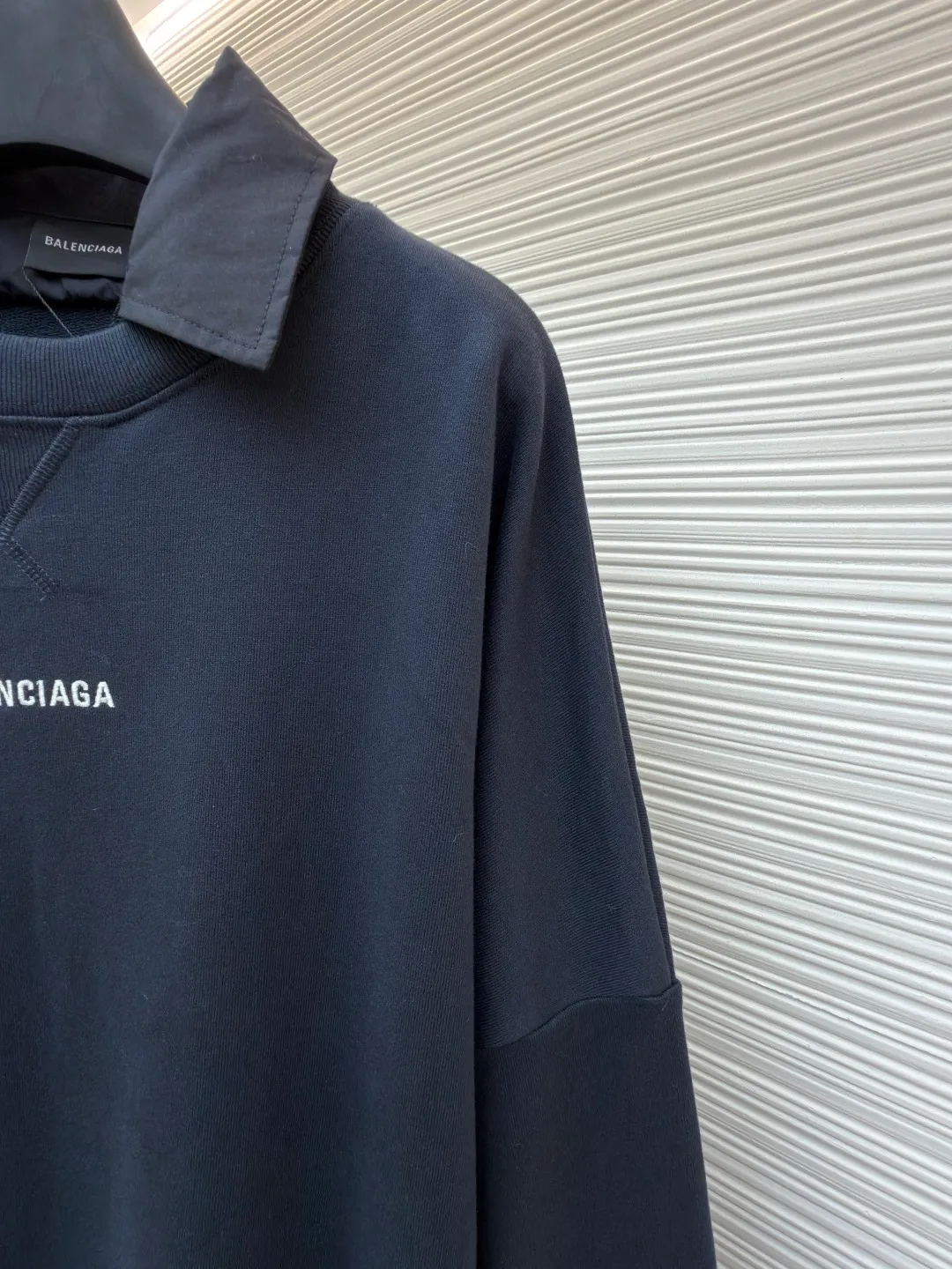 Balenciaga fake two-piece collared crew neck sweatshirt ●Original version: purchased and developed by 7652 ●Item number: 1681727-A50 ●Material: combed cotton fabric ●Technology: embroidery production ●Color: royal blue ●Version: fitted version ●Weight: about 785 grams ●Size: S-M-L-XL ●Description: The fabric is made of custom-woven and dyed 400 grams combed cotton, and the weight is the key indicator to measure the thickness of the fabric. 400 grams belongs to the high weight category, which gives the sweatshirt excellent stiffness, drape and warmth. This sense of weight does not attach softly to the body, but can build the architectural silhouette that Demna is pursuing. During the spinning process, the shorter cotton fibers and impurities are removed, leaving longer, stronger fibers. This makes the final fabric smoother, stronger, and less prone to pilling, essentially improving durability and premium feel. The splicing line between the collar and the sweatshirt body must be clean and neat, and the transition relationship between the inner and outer layers needs to be calculated just right. This is a kind of "deliberate randomness" whose complexity is much higher than actually wearing two pieces of clothing. It challenges the traditional definition of "a piece of clothing" and is the embodiment of Demna's signature deconstruction and reorganization techniques. It combines two clothing with different functions (formal collar and casual sweatshirt) to create a new species full of contradictions and interest. The overall wiring is straight and delicate, the fabric is comfortable and soft, and the color is consistent without color difference. It can be matched with the same style to create a fashionable look and control various occasions. Customized accessories, complete with three standards, same style for men and women!