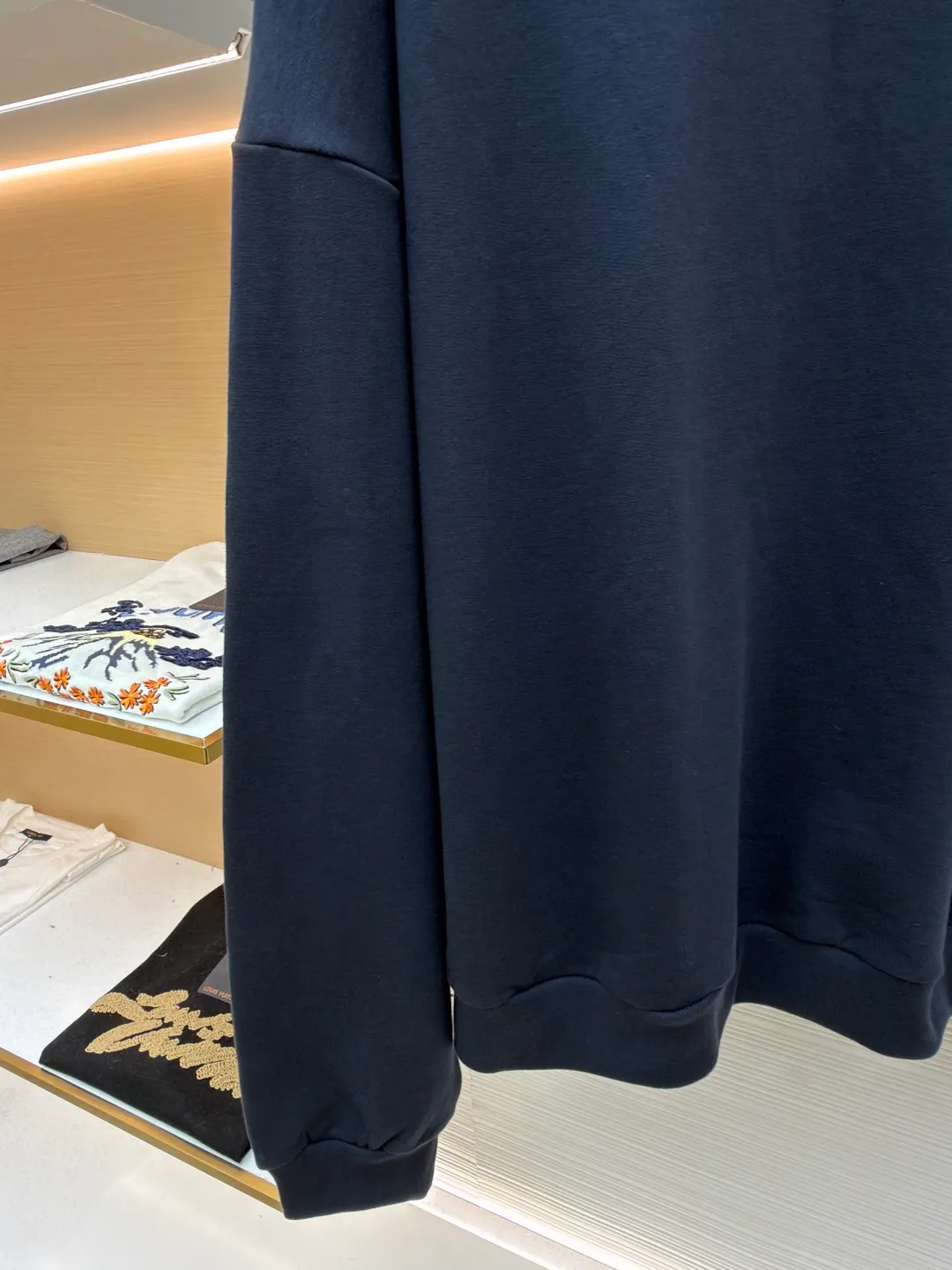 Balenciaga fake two-piece collared crew neck sweatshirt ●Original version: purchased and developed by 7652 ●Item number: 1681727-A50 ●Material: combed cotton fabric ●Technology: embroidery production ●Color: royal blue ●Version: fitted version ●Weight: about 785 grams ●Size: S-M-L-XL ●Description: The fabric is made of custom-woven and dyed 400 grams combed cotton, and the weight is the key indicator to measure the thickness of the fabric. 400 grams belongs to the high weight category, which gives the sweatshirt excellent stiffness, drape and warmth. This sense of weight does not attach softly to the body, but can build the architectural silhouette that Demna is pursuing. During the spinning process, the shorter cotton fibers and impurities are removed, leaving longer, stronger fibers. This makes the final fabric smoother, stronger, and less prone to pilling, essentially improving durability and premium feel. The splicing line between the collar and the sweatshirt body must be clean and neat, and the transition relationship between the inner and outer layers needs to be calculated just right. This is a kind of "deliberate randomness" whose complexity is much higher than actually wearing two pieces of clothing. It challenges the traditional definition of "a piece of clothing" and is the embodiment of Demna's signature deconstruction and reorganization techniques. It combines two clothing with different functions (formal collar and casual sweatshirt) to create a new species full of contradictions and interest. The overall wiring is straight and delicate, the fabric is comfortable and soft, and the color is consistent without color difference. It can be matched with the same style to create a fashionable look and control various occasions. Customized accessories, complete with three standards, same style for men and women!