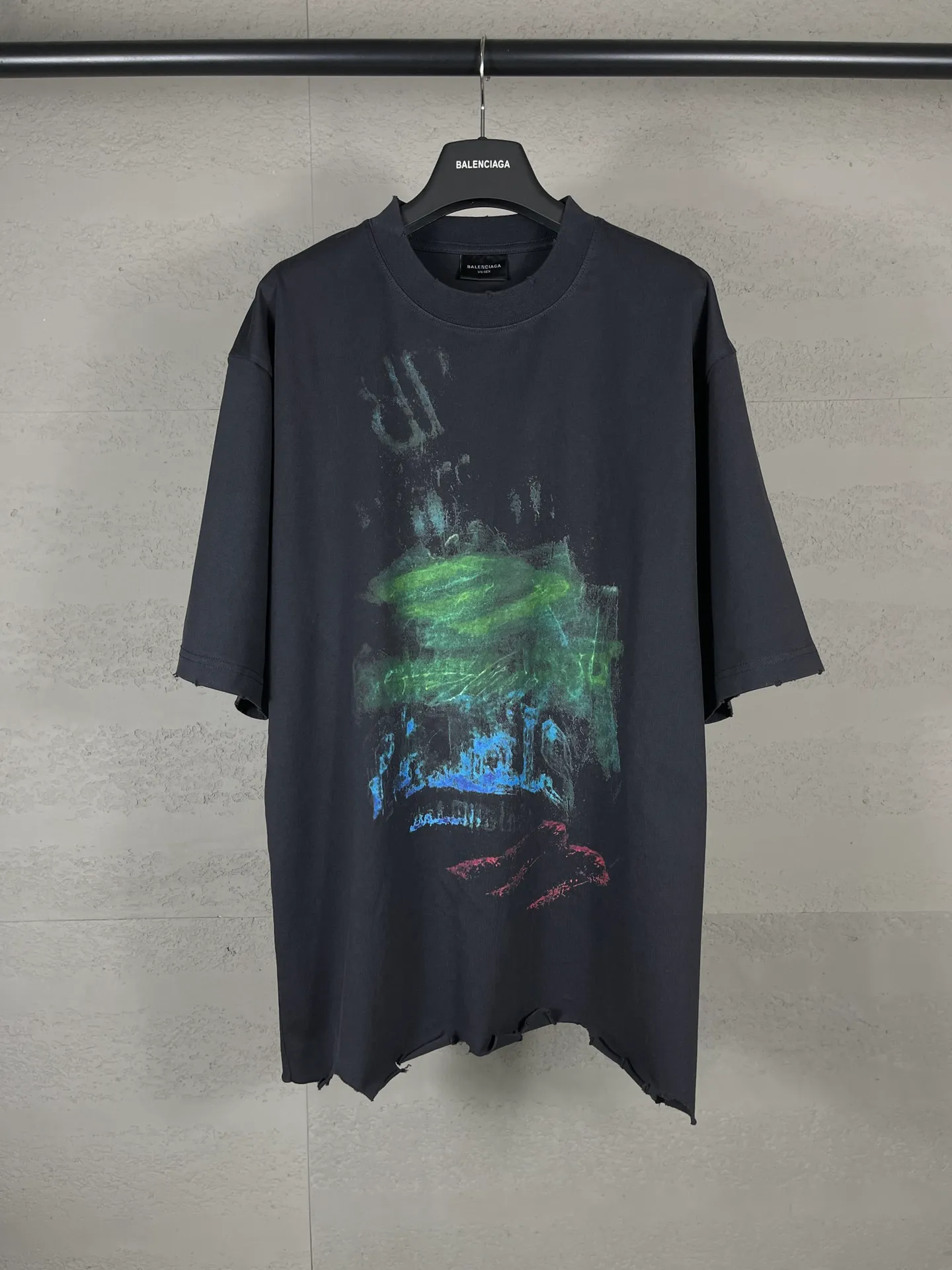 🅿️200 Detailed picture [Top version. Official website quality] BALENCI*GA/Paris BALENCI*GA#25 Paris new model, blurred pattern on the front and back, direct spray of white ink on the front and back, worn out by washing, damaged and worn hem, hand-polished short-sleeved T-shirt, synchronized with brick cabinet. The old and worn ZP is the same, welcome to compare. The fabric is made of Paris ZP custom-woven and dyed 100% cotton double-yarn compact cotton. The weight is 260 grams. The cloth surface is clean. The cloth pattern is clear. Soft and comfortable. Good color fastness. Not easy to change color. The threads are woven and dyed with no color difference. The printing uses white ink computer direct printing, and the garments are washed, worn and worn, and the craftsmanship is extremely heavy. Jubie market makes goods based on pictures. Comparisons welcome. Restore brick cabinet. The version adopts OS loose shoulder style. Same style for men and women. Code: BL253656 Color: gray blue Size: XS S M L