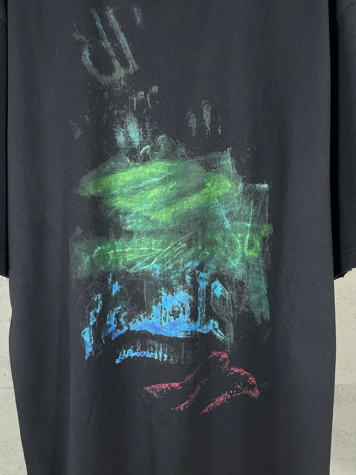 🅿️200 Detailed picture [Top version. Official website quality] BALENCI*GA/Paris BALENCI*GA#25 Paris new model, blurred pattern on the front and back, direct spray of white ink on the front and back, worn out by washing, damaged and worn hem, hand-polished short-sleeved T-shirt, synchronized with brick cabinet. The old and worn ZP is the same, welcome to compare. The fabric is made of Paris ZP custom-woven and dyed 100% cotton double-yarn compact cotton. The weight is 260 grams. The cloth surface is clean. The cloth pattern is clear. Soft and comfortable. Good color fastness. Not easy to change color. The threads are woven and dyed with no color difference. The printing uses white ink computer direct printing, and the garments are washed, worn and worn, and the craftsmanship is extremely heavy. Jubie market makes goods based on pictures. Comparisons welcome. Restore brick cabinet. The version adopts OS loose shoulder style. Same style for men and women. Code: BL253656 Color: gray blue Size: XS S M L