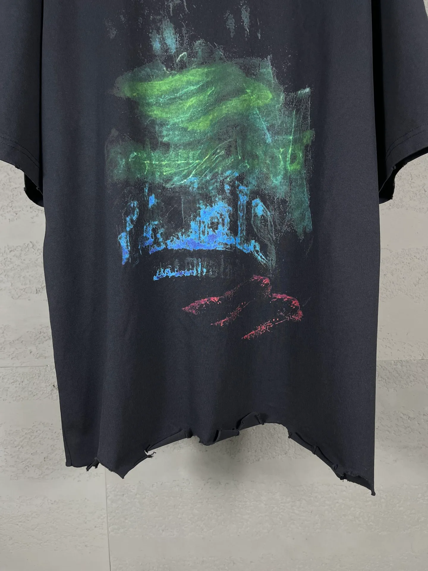 🅿️200 Detailed picture [Top version. Official website quality] BALENCI*GA/Paris BALENCI*GA#25 Paris new model, blurred pattern on the front and back, direct spray of white ink on the front and back, worn out by washing, damaged and worn hem, hand-polished short-sleeved T-shirt, synchronized with brick cabinet. The old and worn ZP is the same, welcome to compare. The fabric is made of Paris ZP custom-woven and dyed 100% cotton double-yarn compact cotton. The weight is 260 grams. The cloth surface is clean. The cloth pattern is clear. Soft and comfortable. Good color fastness. Not easy to change color. The threads are woven and dyed with no color difference. The printing uses white ink computer direct printing, and the garments are washed, worn and worn, and the craftsmanship is extremely heavy. Jubie market makes goods based on pictures. Comparisons welcome. Restore brick cabinet. The version adopts OS loose shoulder style. Same style for men and women. Code: BL253656 Color: gray blue Size: XS S M L