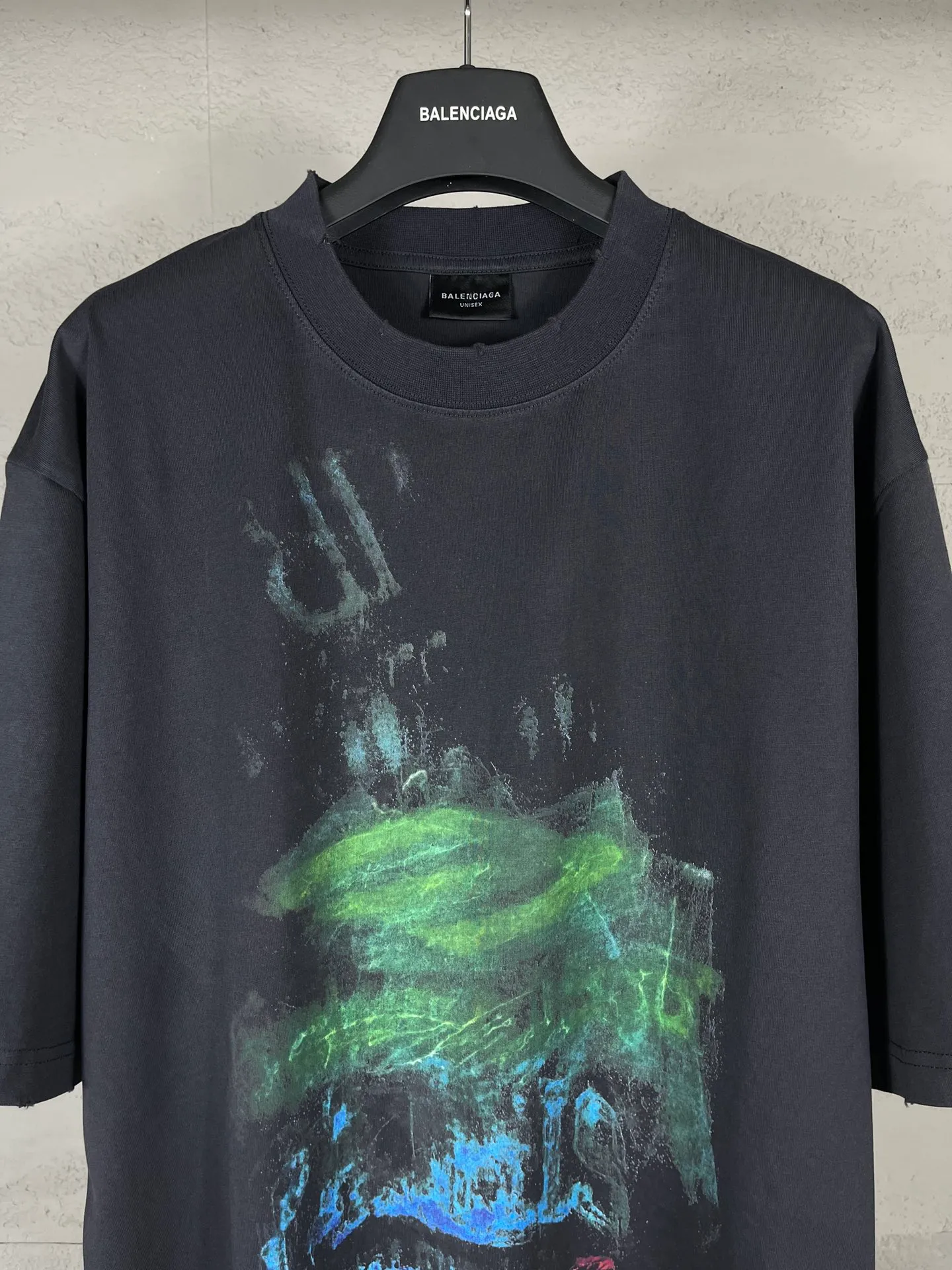 🅿️200 Detailed picture [Top version. Official website quality] BALENCI*GA/Paris BALENCI*GA#25 Paris new model, blurred pattern on the front and back, direct spray of white ink on the front and back, worn out by washing, damaged and worn hem, hand-polished short-sleeved T-shirt, synchronized with brick cabinet. The old and worn ZP is the same, welcome to compare. The fabric is made of Paris ZP custom-woven and dyed 100% cotton double-yarn compact cotton. The weight is 260 grams. The cloth surface is clean. The cloth pattern is clear. Soft and comfortable. Good color fastness. Not easy to change color. The threads are woven and dyed with no color difference. The printing uses white ink computer direct printing, and the garments are washed, worn and worn, and the craftsmanship is extremely heavy. Jubie market makes goods based on pictures. Comparisons welcome. Restore brick cabinet. The version adopts OS loose shoulder style. Same style for men and women. Code: BL253656 Color: gray blue Size: XS S M L