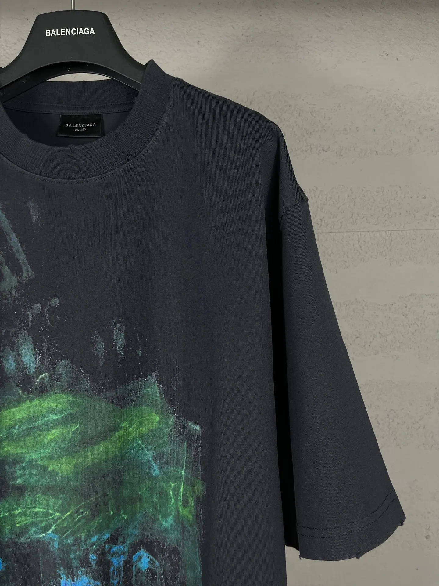 🅿️200 Detailed picture [Top version. Official website quality] BALENCI*GA/Paris BALENCI*GA#25 Paris new model, blurred pattern on the front and back, direct spray of white ink on the front and back, worn out by washing, damaged and worn hem, hand-polished short-sleeved T-shirt, synchronized with brick cabinet. The old and worn ZP is the same, welcome to compare. The fabric is made of Paris ZP custom-woven and dyed 100% cotton double-yarn compact cotton. The weight is 260 grams. The cloth surface is clean. The cloth pattern is clear. Soft and comfortable. Good color fastness. Not easy to change color. The threads are woven and dyed with no color difference. The printing uses white ink computer direct printing, and the garments are washed, worn and worn, and the craftsmanship is extremely heavy. Jubie market makes goods based on pictures. Comparisons welcome. Restore brick cabinet. The version adopts OS loose shoulder style. Same style for men and women. Code: BL253656 Color: gray blue Size: XS S M L