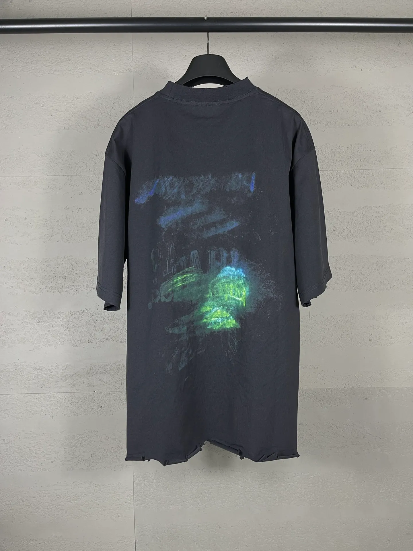 🅿️200 Detailed picture [Top version. Official website quality] BALENCI*GA/Paris BALENCI*GA#25 Paris new model, blurred pattern on the front and back, direct spray of white ink on the front and back, worn out by washing, damaged and worn hem, hand-polished short-sleeved T-shirt, synchronized with brick cabinet. The old and worn ZP is the same, welcome to compare. The fabric is made of Paris ZP custom-woven and dyed 100% cotton double-yarn compact cotton. The weight is 260 grams. The cloth surface is clean. The cloth pattern is clear. Soft and comfortable. Good color fastness. Not easy to change color. The threads are woven and dyed with no color difference. The printing uses white ink computer direct printing, and the garments are washed, worn and worn, and the craftsmanship is extremely heavy. Jubie market makes goods based on pictures. Comparisons welcome. Restore brick cabinet. The version adopts OS loose shoulder style. Same style for men and women. Code: BL253656 Color: gray blue Size: XS S M L