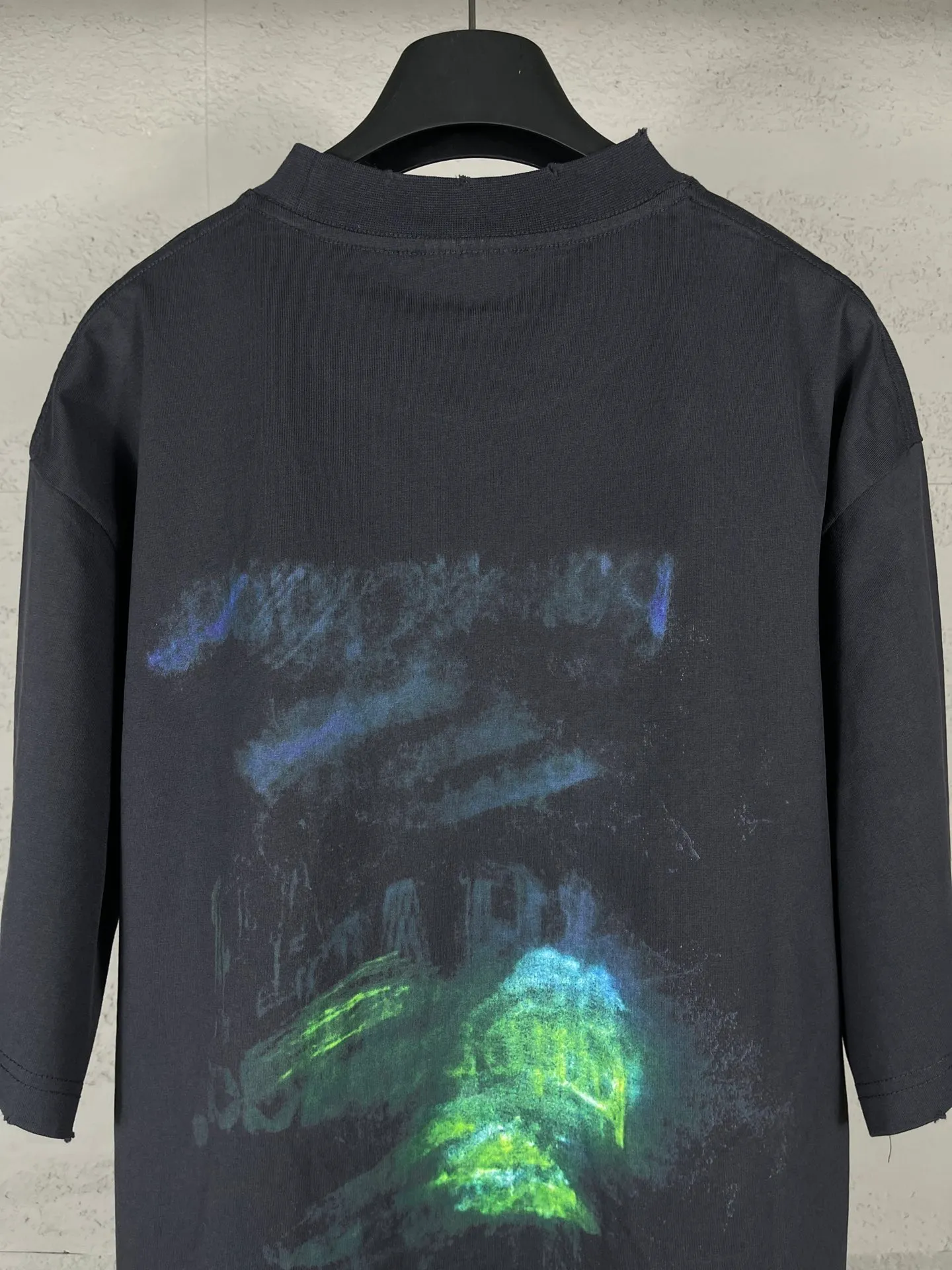 🅿️200 Detailed picture [Top version. Official website quality] BALENCI*GA/Paris BALENCI*GA#25 Paris new model, blurred pattern on the front and back, direct spray of white ink on the front and back, worn out by washing, damaged and worn hem, hand-polished short-sleeved T-shirt, synchronized with brick cabinet. The old and worn ZP is the same, welcome to compare. The fabric is made of Paris ZP custom-woven and dyed 100% cotton double-yarn compact cotton. The weight is 260 grams. The cloth surface is clean. The cloth pattern is clear. Soft and comfortable. Good color fastness. Not easy to change color. The threads are woven and dyed with no color difference. The printing uses white ink computer direct printing, and the garments are washed, worn and worn, and the craftsmanship is extremely heavy. Jubie market makes goods based on pictures. Comparisons welcome. Restore brick cabinet. The version adopts OS loose shoulder style. Same style for men and women. Code: BL253656 Color: gray blue Size: XS S M L