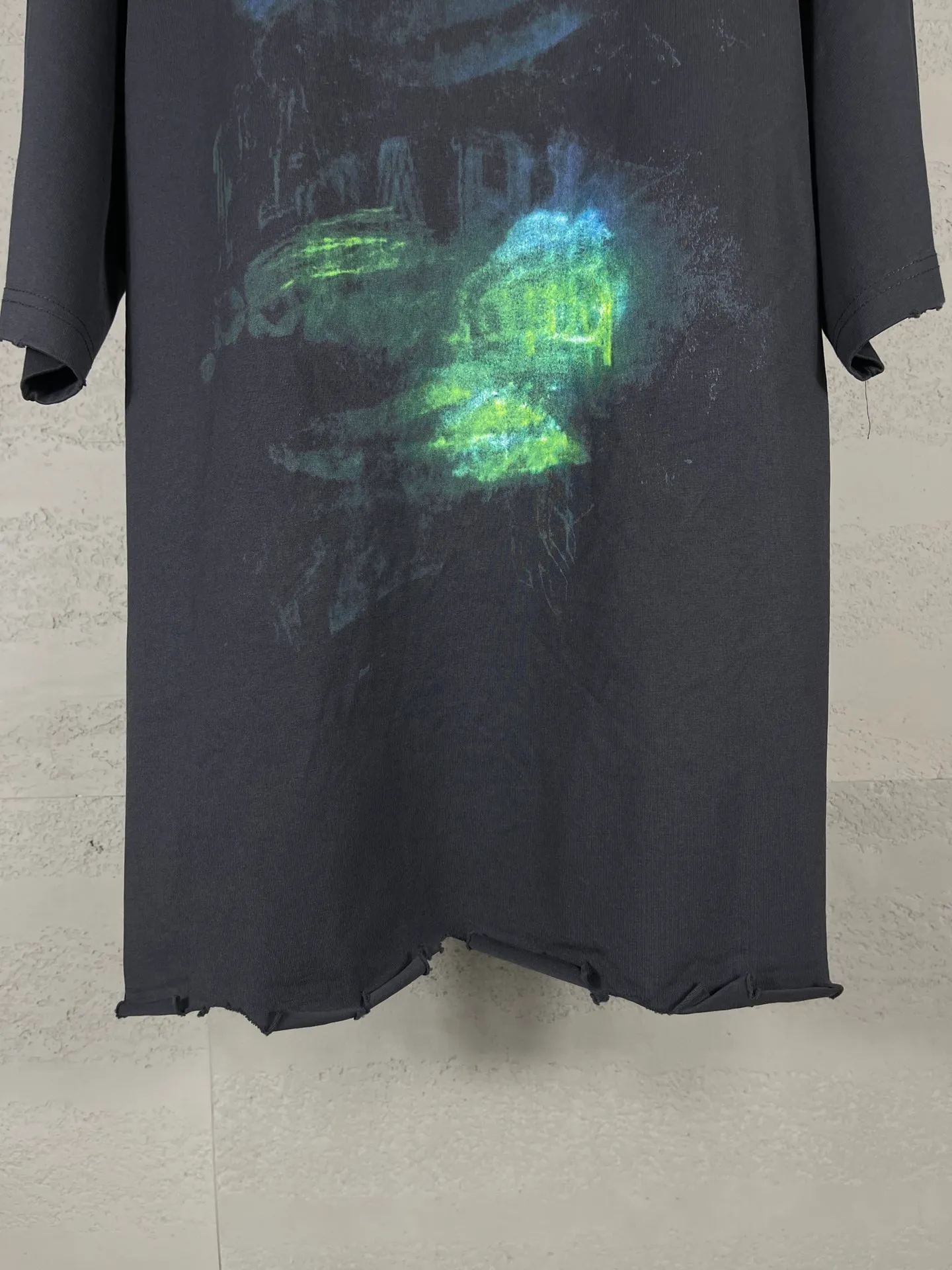 🅿️200 Detailed picture [Top version. Official website quality] BALENCI*GA/Paris BALENCI*GA#25 Paris new model, blurred pattern on the front and back, direct spray of white ink on the front and back, worn out by washing, damaged and worn hem, hand-polished short-sleeved T-shirt, synchronized with brick cabinet. The old and worn ZP is the same, welcome to compare. The fabric is made of Paris ZP custom-woven and dyed 100% cotton double-yarn compact cotton. The weight is 260 grams. The cloth surface is clean. The cloth pattern is clear. Soft and comfortable. Good color fastness. Not easy to change color. The threads are woven and dyed with no color difference. The printing uses white ink computer direct printing, and the garments are washed, worn and worn, and the craftsmanship is extremely heavy. Jubie market makes goods based on pictures. Comparisons welcome. Restore brick cabinet. The version adopts OS loose shoulder style. Same style for men and women. Code: BL253656 Color: gray blue Size: XS S M L
