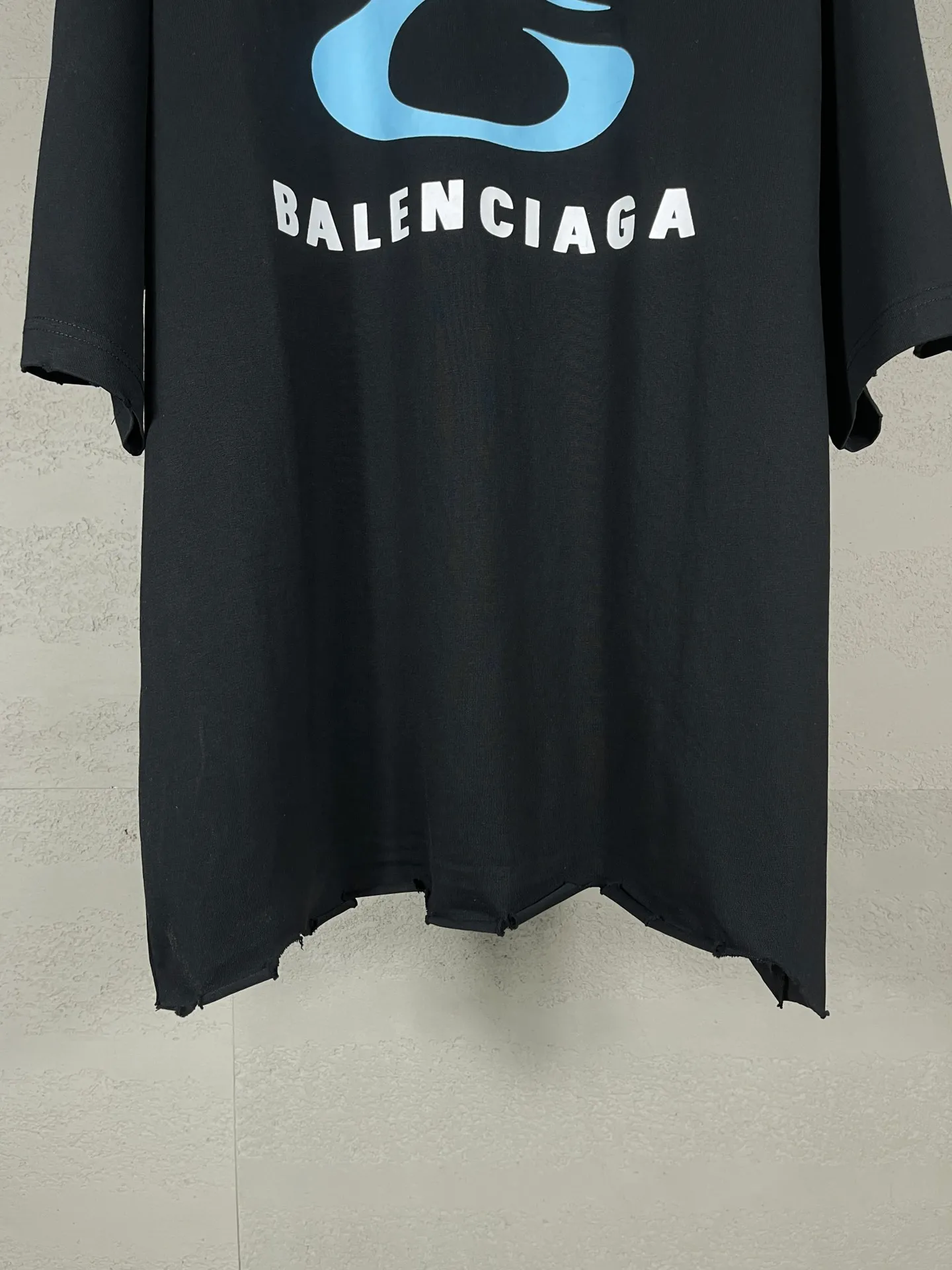 🅿️190 Detailed pictures [Top version. Official website quality] BALENCI*GA/Paris BALENCI*GA#25 Paris new style, classic LOGO print on the front and back, washed and worn, old hem, hand-polished short-sleeved T-shirt. Brick cabinet synchronization. The old and worn ZP is the same, welcome to compare. The fabric is made of Paris ZP custom-woven and dyed 100% cotton double-yarn compact cotton. The weight is 260 grams. The cloth surface is clean. The cloth pattern is clear. Soft and comfortable. Good color fastness. Not easy to change color. The threads are woven and dyed with no color difference. The printing uses imported environmentally friendly glue printing, and the ready-made garments are washed, worn and worn, and the process is extremely heavy. Jubie market makes goods based on pictures. Comparisons welcome. Restore the brick cabinet. The version adopts the OS loose shoulder version. Same style for men and women. Code: BL253652 Color: black, white Size: XS S M L