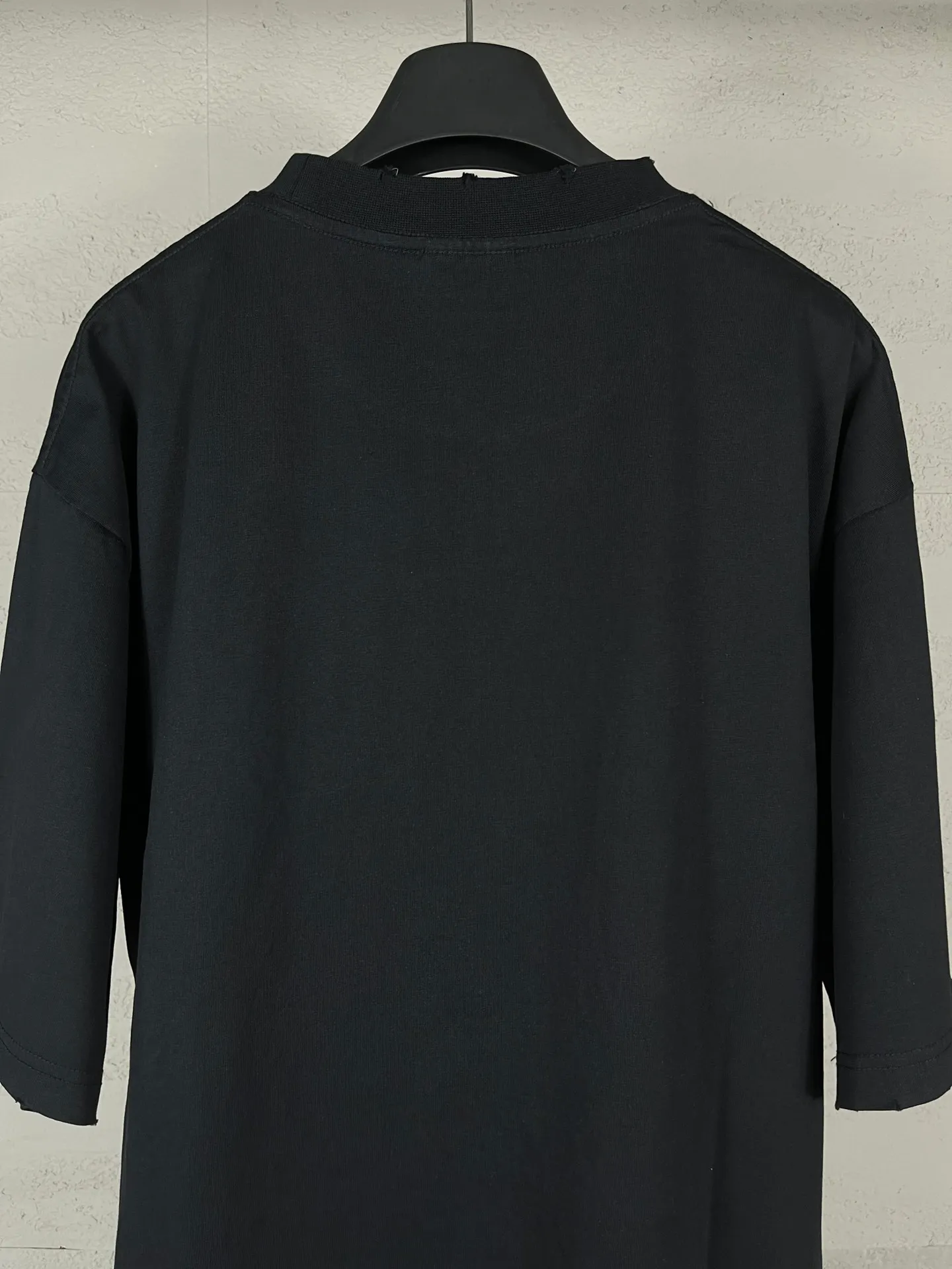🅿️190 Detailed pictures [Top version. Official website quality] BALENCI*GA/Paris BALENCI*GA#25 Paris new style, classic LOGO print on the front and back, washed and worn, old hem, hand-polished short-sleeved T-shirt. Brick cabinet synchronization. The old and worn ZP is the same, welcome to compare. The fabric is made of Paris ZP custom-woven and dyed 100% cotton double-yarn compact cotton. The weight is 260 grams. The cloth surface is clean. The cloth pattern is clear. Soft and comfortable. Good color fastness. Not easy to change color. The threads are woven and dyed with no color difference. The printing uses imported environmentally friendly glue printing, and the ready-made garments are washed, worn and worn, and the process is extremely heavy. Jubie market makes goods based on pictures. Comparisons welcome. Restore the brick cabinet. The version adopts the OS loose shoulder version. Same style for men and women. Code: BL253652 Color: black, white Size: XS S M L