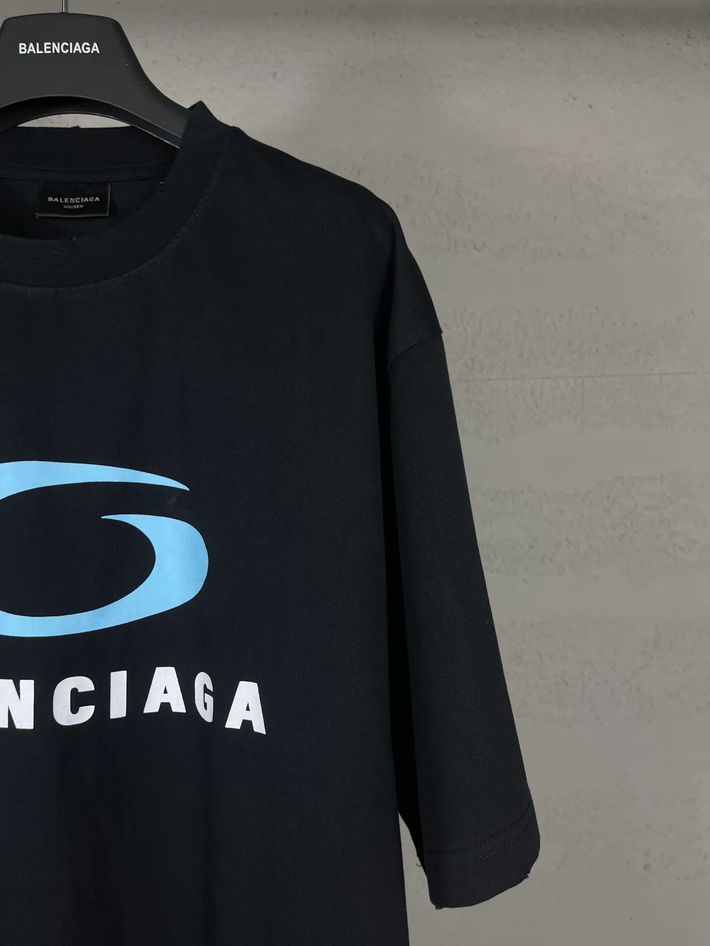 🅿️190 Detailed pictures [Top version. Official website quality] BALENCI*GA/Paris BALENCI*GA#25 Paris new style, classic LOGO print on the front and back, washed and worn, old hem, hand-polished short-sleeved T-shirt. Brick cabinet synchronization. The old and worn ZP is the same, welcome to compare. The fabric is made of Paris ZP custom-woven and dyed 100% cotton double-yarn compact cotton. The weight is 260 grams. The cloth surface is clean. The cloth pattern is clear. Soft and comfortable. Good color fastness. Not easy to change color. The threads are woven and dyed with no color difference. The printing uses imported environmentally friendly glue printing, and the ready-made garments are washed, worn and worn, and the process is extremely heavy. Jubie market makes goods based on pictures. Comparisons welcome. Restore the brick cabinet. The version adopts the OS loose shoulder version. Same style for men and women. Code: BL253652 Color: black, white Size: XS S M L
