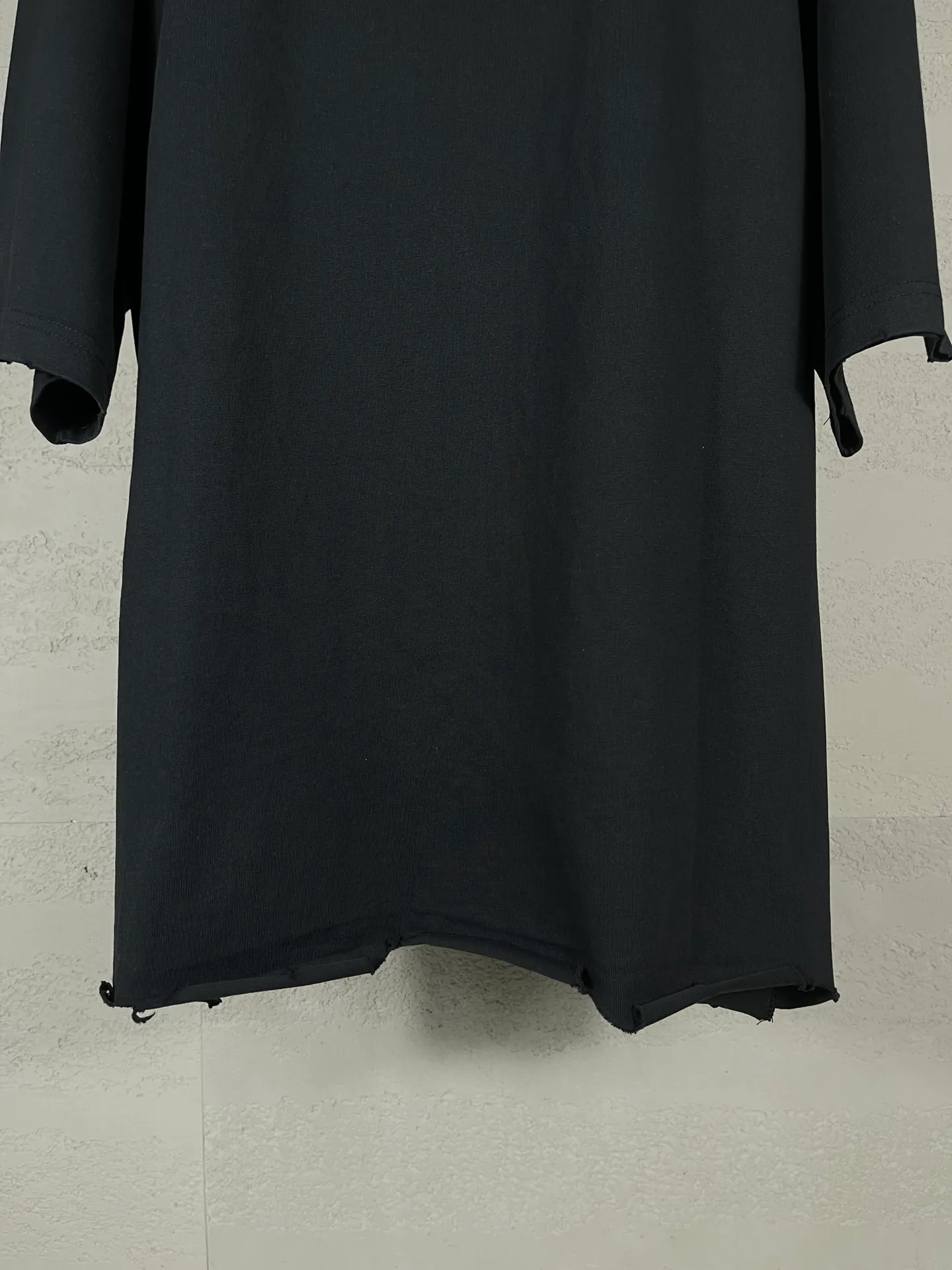 🅿️190 Detailed pictures [Top version. Official website quality] BALENCI*GA/Paris BALENCI*GA#25 Paris new style, classic LOGO print on the front and back, washed and worn, old hem, hand-polished short-sleeved T-shirt. Brick cabinet synchronization. The old and worn ZP is the same, welcome to compare. The fabric is made of Paris ZP custom-woven and dyed 100% cotton double-yarn compact cotton. The weight is 260 grams. The cloth surface is clean. The cloth pattern is clear. Soft and comfortable. Good color fastness. Not easy to change color. The threads are woven and dyed with no color difference. The printing uses imported environmentally friendly glue printing, and the ready-made garments are washed, worn and worn, and the process is extremely heavy. Jubie market makes goods based on pictures. Comparisons welcome. Restore the brick cabinet. The version adopts the OS loose shoulder version. Same style for men and women. Code: BL253652 Color: black, white Size: XS S M L