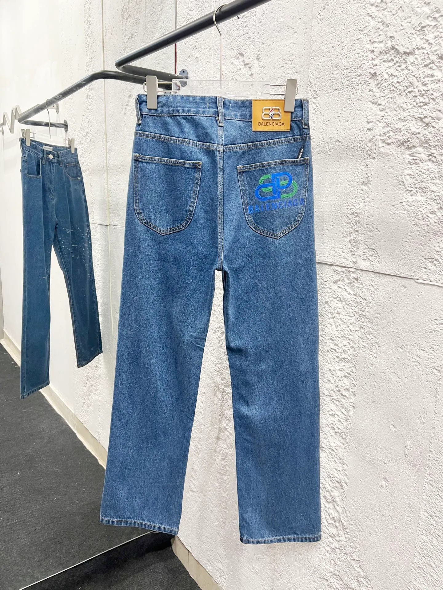 🅿️260 Style number: H889 Balenciaga & BALENCIAGA’s new classic letter-printed logo jeans use unique technology to perfectly interpret the dreamlike colors of the Northern Lights. Each pair of jeans is unique and colorful, as if the mystery and beauty of the Northern Lights are worn on the body. The tie-dye process makes the color transition of the jeans natural and rich in layers, giving people an artistic visual enjoyment. Moreover, this process also makes the jeans softer and more comfortable, and they fit your body very well when worn, allowing you to show off your perfect body curves. They are made of high-quality denim fabric and carefully processed to have good wear resistance and durability. This new type of jeans uses tie-dye technology to interpret the dreamlike colors of the Northern Lights. It is not only fashionable and versatile, but also enhances your aura and becomes the focus of everyone's attention. Original goods, washed casual jeans, imported original washed stretch fabric, comfortable and elastic, original hardware accessories decorated with logo, super correct version, extremely high grade, counter quality, fashionable and stylish upper body. The printing adopts imported foam printing, customized buttons, YKK zippers. The complete set of accessories is customized in a one-to-one mold. Color: blue Size: 28-30-32-34-36 (s-xxl)
