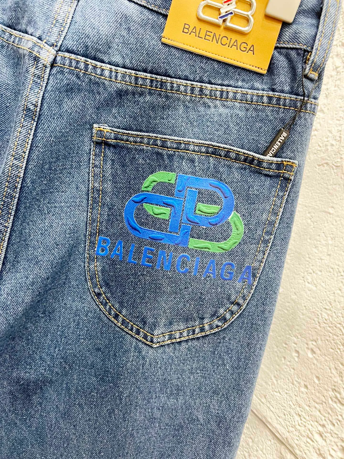 🅿️260 Style number: H889 Balenciaga & BALENCIAGA’s new classic letter-printed logo jeans use unique technology to perfectly interpret the dreamlike colors of the Northern Lights. Each pair of jeans is unique and colorful, as if the mystery and beauty of the Northern Lights are worn on the body. The tie-dye process makes the color transition of the jeans natural and rich in layers, giving people an artistic visual enjoyment. Moreover, this process also makes the jeans softer and more comfortable, and they fit your body very well when worn, allowing you to show off your perfect body curves. They are made of high-quality denim fabric and carefully processed to have good wear resistance and durability. This new type of jeans uses tie-dye technology to interpret the dreamlike colors of the Northern Lights. It is not only fashionable and versatile, but also enhances your aura and becomes the focus of everyone's attention. Original goods, washed casual jeans, imported original washed stretch fabric, comfortable and elastic, original hardware accessories decorated with logo, super correct version, extremely high grade, counter quality, fashionable and stylish upper body. The printing adopts imported foam printing, customized buttons, YKK zippers. The complete set of accessories is customized in a one-to-one mold. Color: blue Size: 28-30-32-34-36 (s-xxl)