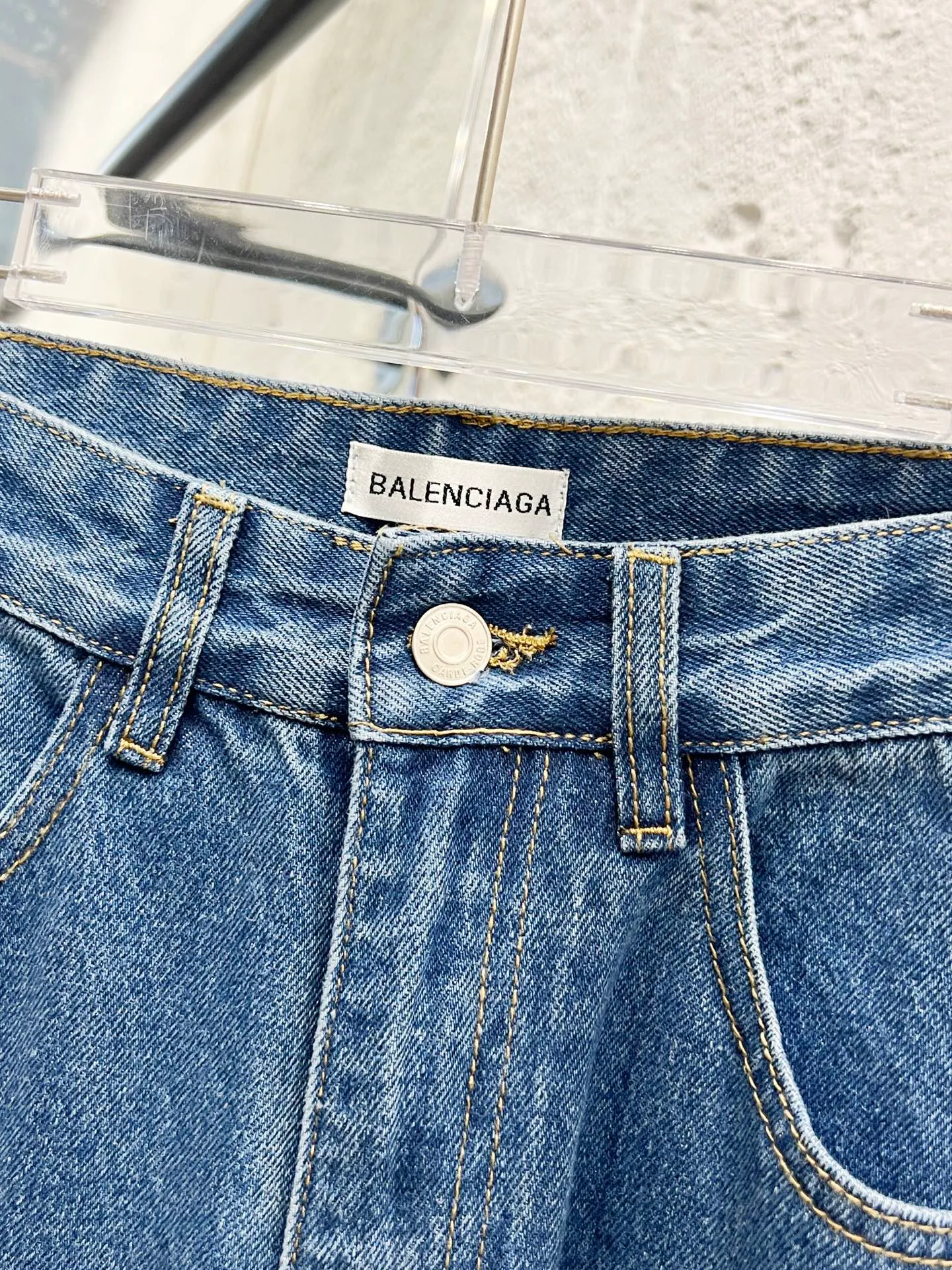 🅿️260 Style number: H889 Balenciaga & BALENCIAGA’s new classic letter-printed logo jeans use unique technology to perfectly interpret the dreamlike colors of the Northern Lights. Each pair of jeans is unique and colorful, as if the mystery and beauty of the Northern Lights are worn on the body. The tie-dye process makes the color transition of the jeans natural and rich in layers, giving people an artistic visual enjoyment. Moreover, this process also makes the jeans softer and more comfortable, and they fit your body very well when worn, allowing you to show off your perfect body curves. They are made of high-quality denim fabric and carefully processed to have good wear resistance and durability. This new type of jeans uses tie-dye technology to interpret the dreamlike colors of the Northern Lights. It is not only fashionable and versatile, but also enhances your aura and becomes the focus of everyone's attention. Original goods, washed casual jeans, imported original washed stretch fabric, comfortable and elastic, original hardware accessories decorated with logo, super correct version, extremely high grade, counter quality, fashionable and stylish upper body. The printing adopts imported foam printing, customized buttons, YKK zippers. The complete set of accessories is customized in a one-to-one mold. Color: blue Size: 28-30-32-34-36 (s-xxl)