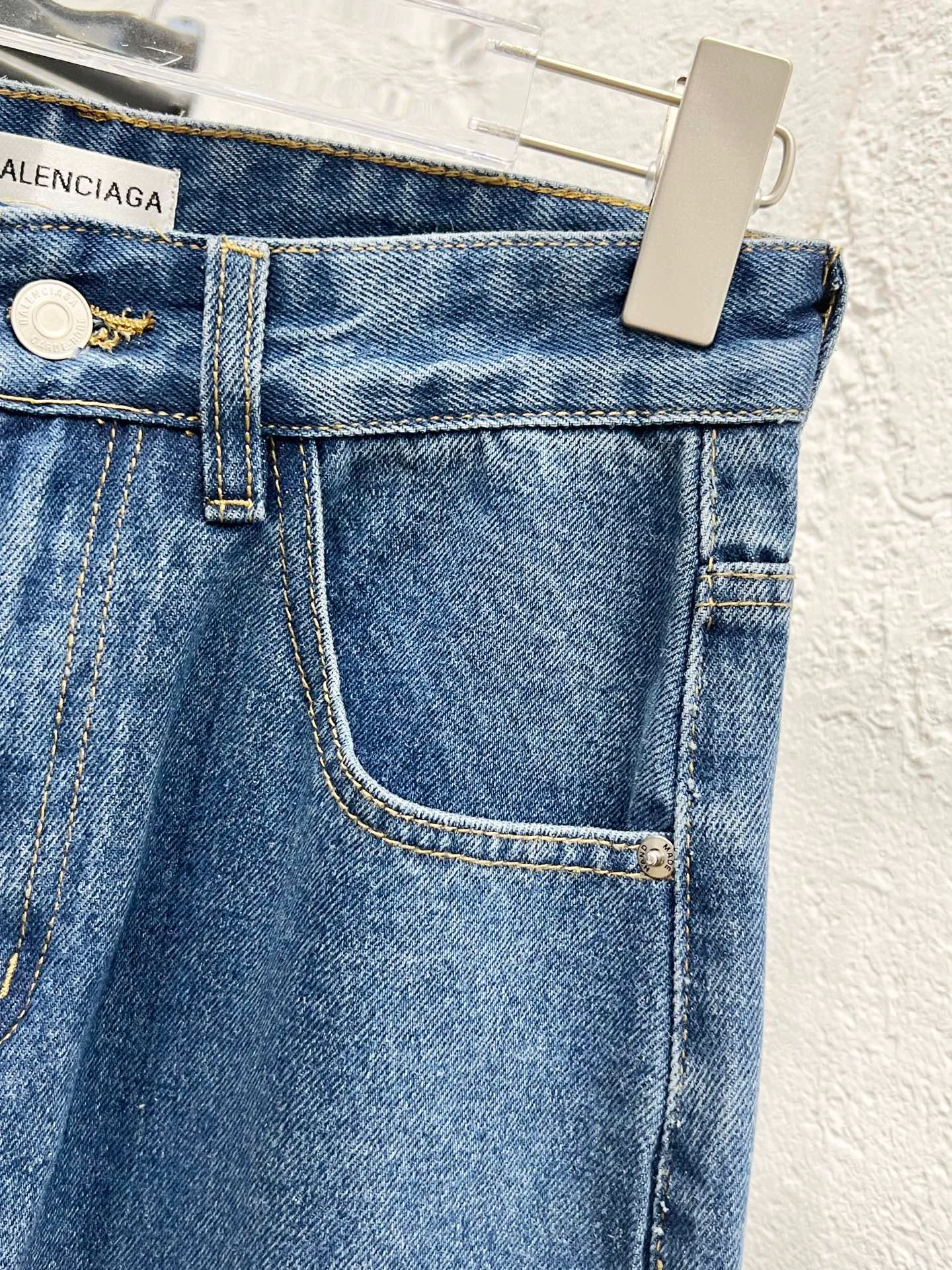 🅿️260 Style number: H889 Balenciaga & BALENCIAGA’s new classic letter-printed logo jeans use unique technology to perfectly interpret the dreamlike colors of the Northern Lights. Each pair of jeans is unique and colorful, as if the mystery and beauty of the Northern Lights are worn on the body. The tie-dye process makes the color transition of the jeans natural and rich in layers, giving people an artistic visual enjoyment. Moreover, this process also makes the jeans softer and more comfortable, and they fit your body very well when worn, allowing you to show off your perfect body curves. They are made of high-quality denim fabric and carefully processed to have good wear resistance and durability. This new type of jeans uses tie-dye technology to interpret the dreamlike colors of the Northern Lights. It is not only fashionable and versatile, but also enhances your aura and becomes the focus of everyone's attention. Original goods, washed casual jeans, imported original washed stretch fabric, comfortable and elastic, original hardware accessories decorated with logo, super correct version, extremely high grade, counter quality, fashionable and stylish upper body. The printing adopts imported foam printing, customized buttons, YKK zippers. The complete set of accessories is customized in a one-to-one mold. Color: blue Size: 28-30-32-34-36 (s-xxl)