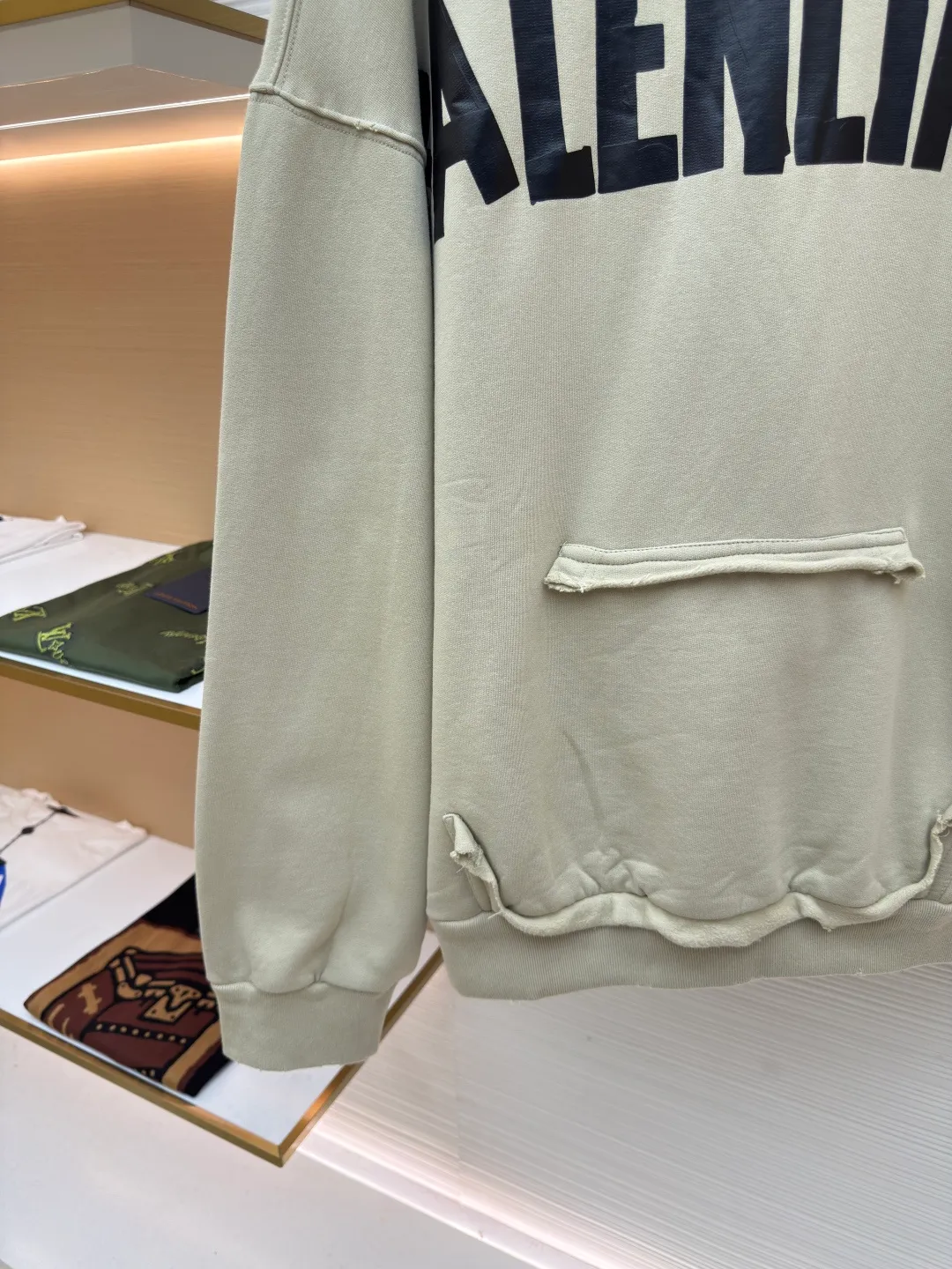 Balenciaga masking tape letter print hooded sweatshirt ●Authentic product: purchased and developed by 6347 ●Item number: 1680661-A85 ●Material: pure cotton fabric ●Technology: washed and distressed ●Version: loose version ●Weight: about 885 grams ●Size: Pockets and hems are made by hand in many places, such as the natural fraying effect. The lines are straight. The front and back panels are printed with imported slurry and high-temperature hot-pressing machine to form a single print. The overall wiring is straight and delicate, the fabric is comfortable and soft, and the color is consistent without color difference. It can be matched with the same style to create a fashionable look and control various occasions. Customized accessories, complete with three standards, same style for men and women!