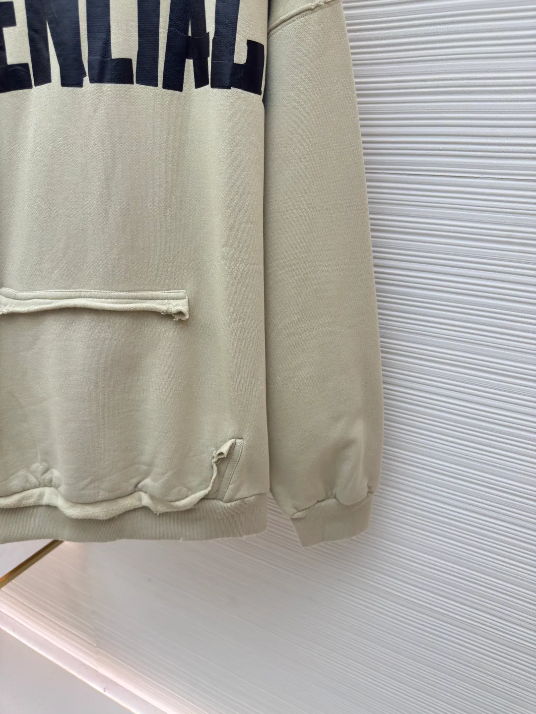 Balenciaga masking tape letter print hooded sweatshirt ●Authentic product: purchased and developed by 6347 ●Item number: 1680661-A85 ●Material: pure cotton fabric ●Technology: washed and distressed ●Version: loose version ●Weight: about 885 grams ●Size: Pockets and hems are made by hand in many places, such as the natural fraying effect. The lines are straight. The front and back panels are printed with imported slurry and high-temperature hot-pressing machine to form a single print. The overall wiring is straight and delicate, the fabric is comfortable and soft, and the color is consistent without color difference. It can be matched with the same style to create a fashionable look and control various occasions. Customized accessories, complete with three standards, same style for men and women!