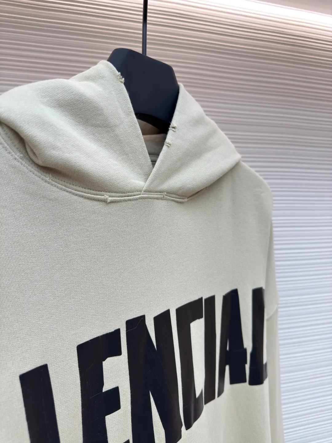Balenciaga masking tape letter print hooded sweatshirt ●Authentic product: purchased and developed by 6347 ●Item number: 1680661-A85 ●Material: pure cotton fabric ●Technology: washed and distressed ●Version: loose version ●Weight: about 885 grams ●Size: Pockets and hems are made by hand in many places, such as the natural fraying effect. The lines are straight. The front and back panels are printed with imported slurry and high-temperature hot-pressing machine to form a single print. The overall wiring is straight and delicate, the fabric is comfortable and soft, and the color is consistent without color difference. It can be matched with the same style to create a fashionable look and control various occasions. Customized accessories, complete with three standards, same style for men and women!