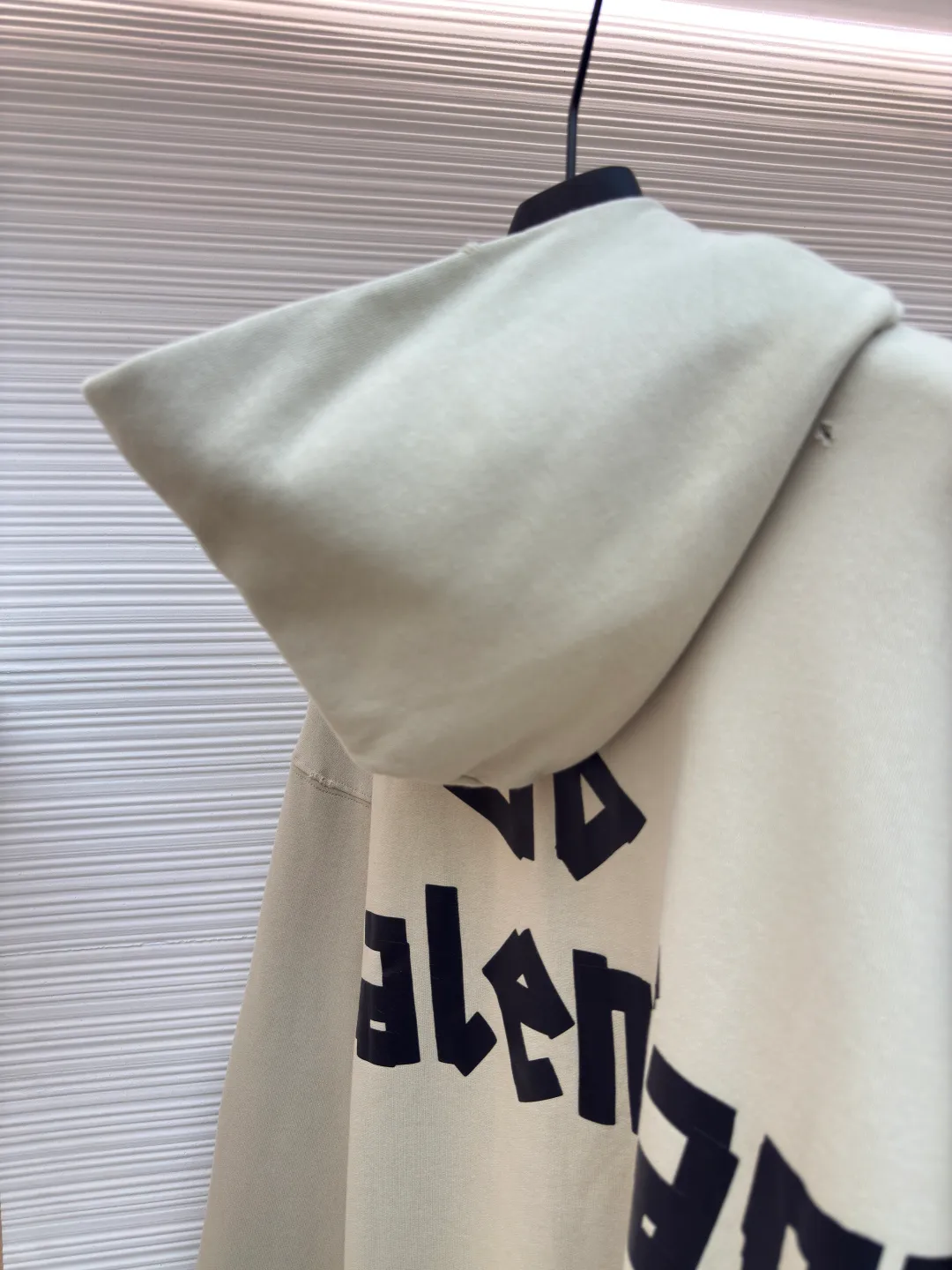 Balenciaga masking tape letter print hooded sweatshirt ●Authentic product: purchased and developed by 6347 ●Item number: 1680661-A85 ●Material: pure cotton fabric ●Technology: washed and distressed ●Version: loose version ●Weight: about 885 grams ●Size: Pockets and hems are made by hand in many places, such as the natural fraying effect. The lines are straight. The front and back panels are printed with imported slurry and high-temperature hot-pressing machine to form a single print. The overall wiring is straight and delicate, the fabric is comfortable and soft, and the color is consistent without color difference. It can be matched with the same style to create a fashionable look and control various occasions. Customized accessories, complete with three standards, same style for men and women!