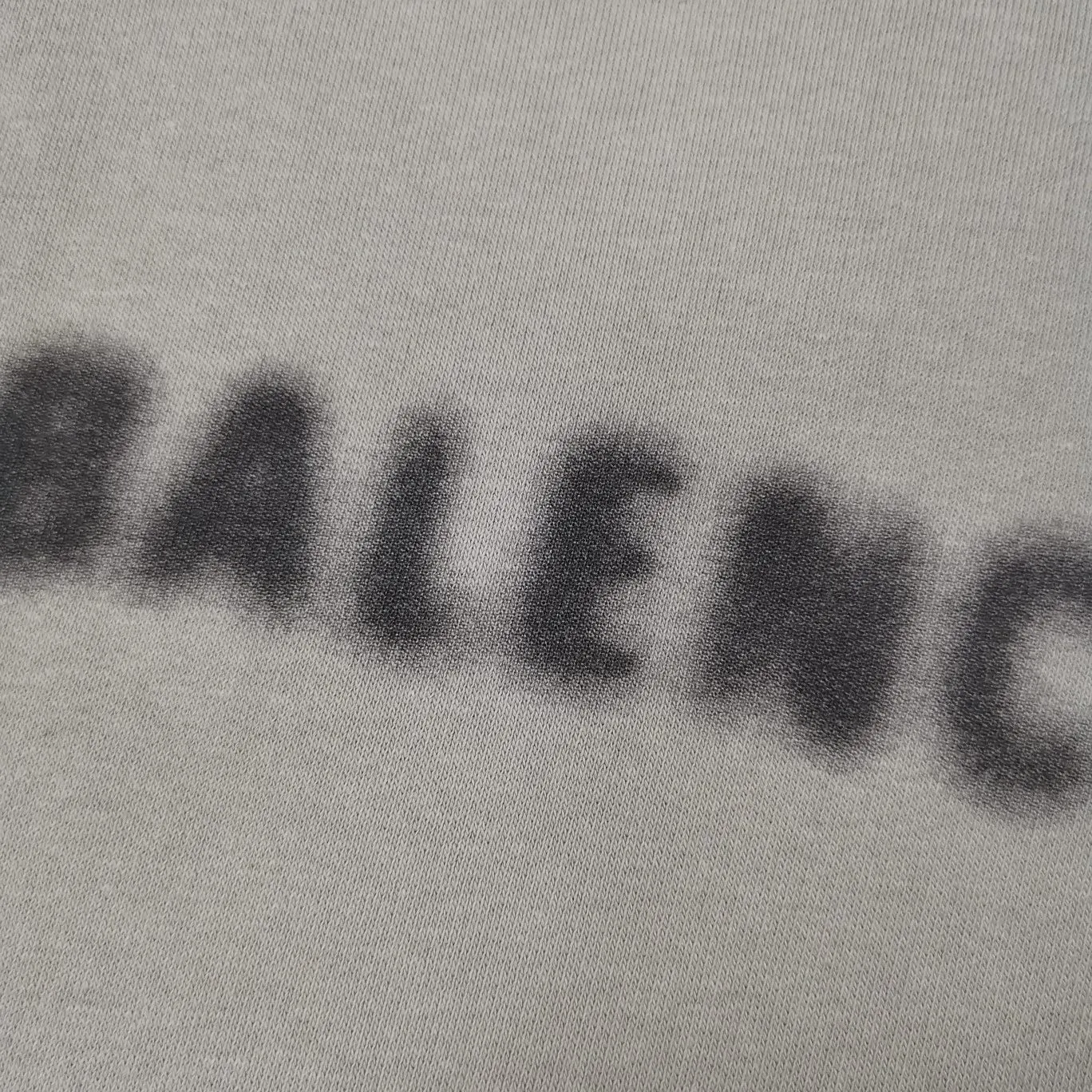 Additional details of phantom mosaic - the top tested version of BALENCIAGA 22S early spring new fashion hole phantom mosaic loose lettering loose autumn and winter pure cotton hoodie sweatshirt. The fabric is made of 520 grams, the fabric density is extremely high, the chest is printed with digital direct injection, the fuzzy mathematical pattern is dizzy, and the hazy gradient phantom printing of the English "Balenciaga" on the chest is restored without any difference. The intercalated gray is a yarn-dyed fabric, and the yarn is dyed first and then woven. Feel free to compare.  The fabric collars are all artificially drilled and distressed by hand. There are laser holes on the chest and back to ensure that the fabric will not wrinkle or deform when holes are made.  Size: XS-L P: 490