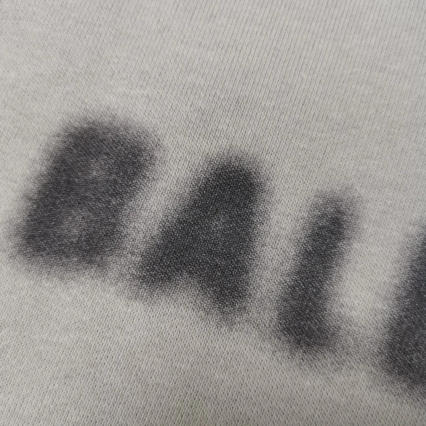 Additional details of phantom mosaic - the top tested version of BALENCIAGA 22S early spring new fashion hole phantom mosaic loose lettering loose autumn and winter pure cotton hoodie sweatshirt. The fabric is made of 520 grams, the fabric density is extremely high, the chest is printed with digital direct injection, the fuzzy mathematical pattern is dizzy, and the hazy gradient phantom printing of the English "Balenciaga" on the chest is restored without any difference. The intercalated gray is a yarn-dyed fabric, and the yarn is dyed first and then woven. Feel free to compare.  The fabric collars are all artificially drilled and distressed by hand. There are laser holes on the chest and back to ensure that the fabric will not wrinkle or deform when holes are made.  Size: XS-L P: 490