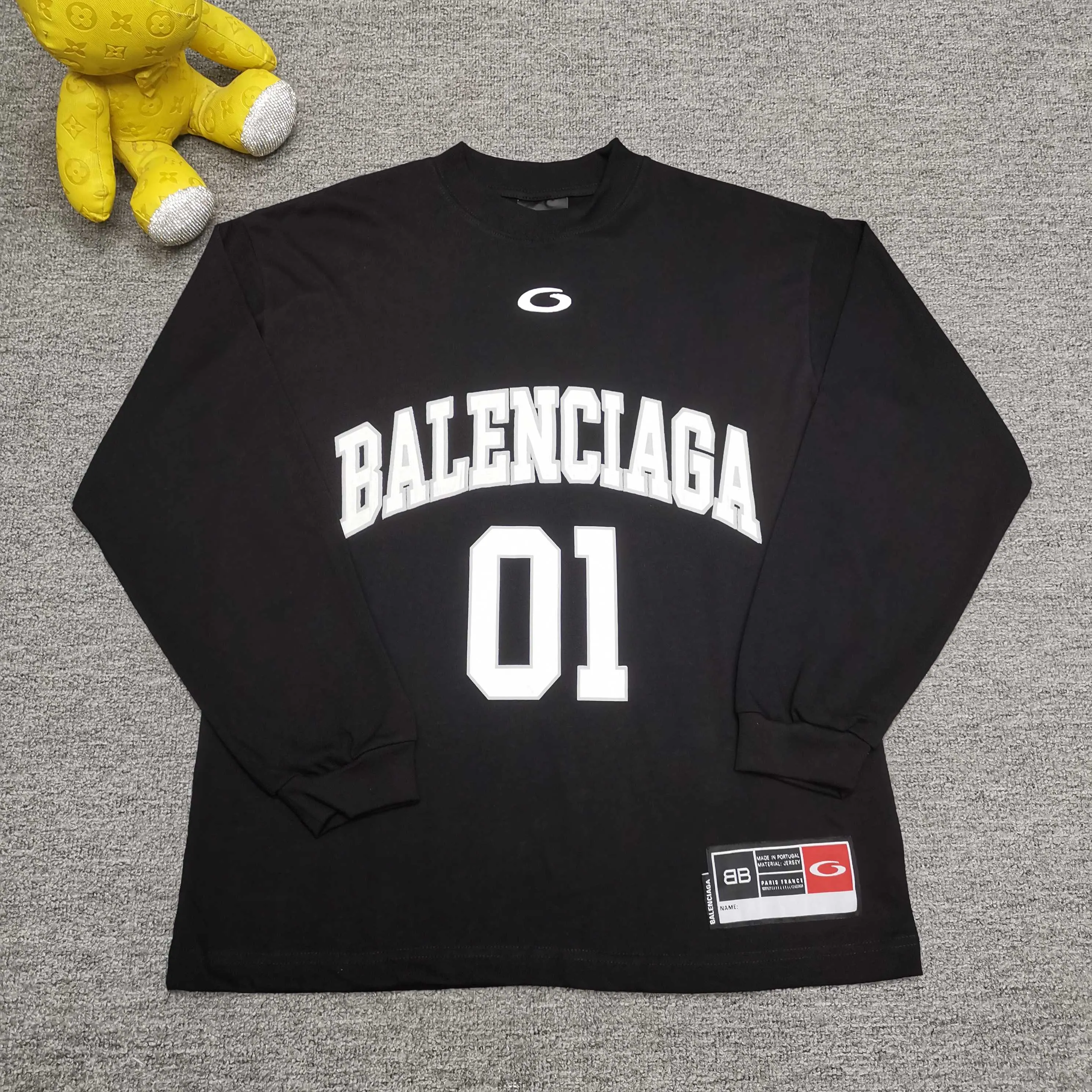 [Top version. Official website quality] BALENCI*GA/Paris.SS25 latest basketball uniform embroidered printed long-sleeved T-shirt. The front embroidery is embroidered and printed using a Tajima computer embroidery machine, the lower left corner is stamped, and the back piece is printed. Brick cabinets are synchronized. Genuine products are developed at the first time. The fabric is made of Paris ZP custom-woven and dyed cotton double yarn. Weighing 260 grams, the cloth surface is clean. The cloth pattern is clear, soft and comfortable. The threads are dyed with no color difference. The printing uses environmentally friendly imported materials, the letters are clear and the effect is three-dimensional. The version adopts OS loose shoulder design. Same style for men and women. Color: black, white, purple, orchid. Size: XS S M L P350