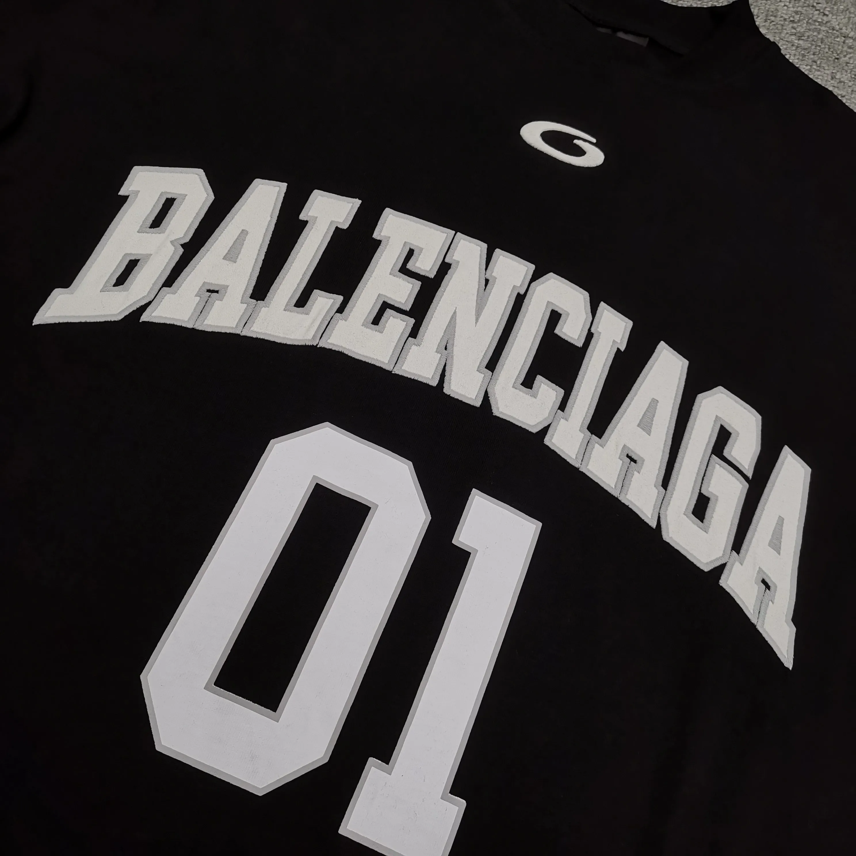 [Top version. Official website quality] BALENCI*GA/Paris.SS25 latest basketball uniform embroidered printed long-sleeved T-shirt. The front embroidery is embroidered and printed using a Tajima computer embroidery machine, the lower left corner is stamped, and the back piece is printed. Brick cabinets are synchronized. Genuine products are developed at the first time. The fabric is made of Paris ZP custom-woven and dyed cotton double yarn. Weighing 260 grams, the cloth surface is clean. The cloth pattern is clear, soft and comfortable. The threads are dyed with no color difference. The printing uses environmentally friendly imported materials, the letters are clear and the effect is three-dimensional. The version adopts OS loose shoulder design. Same style for men and women. Color: black, white, purple, orchid. Size: XS S M L P350