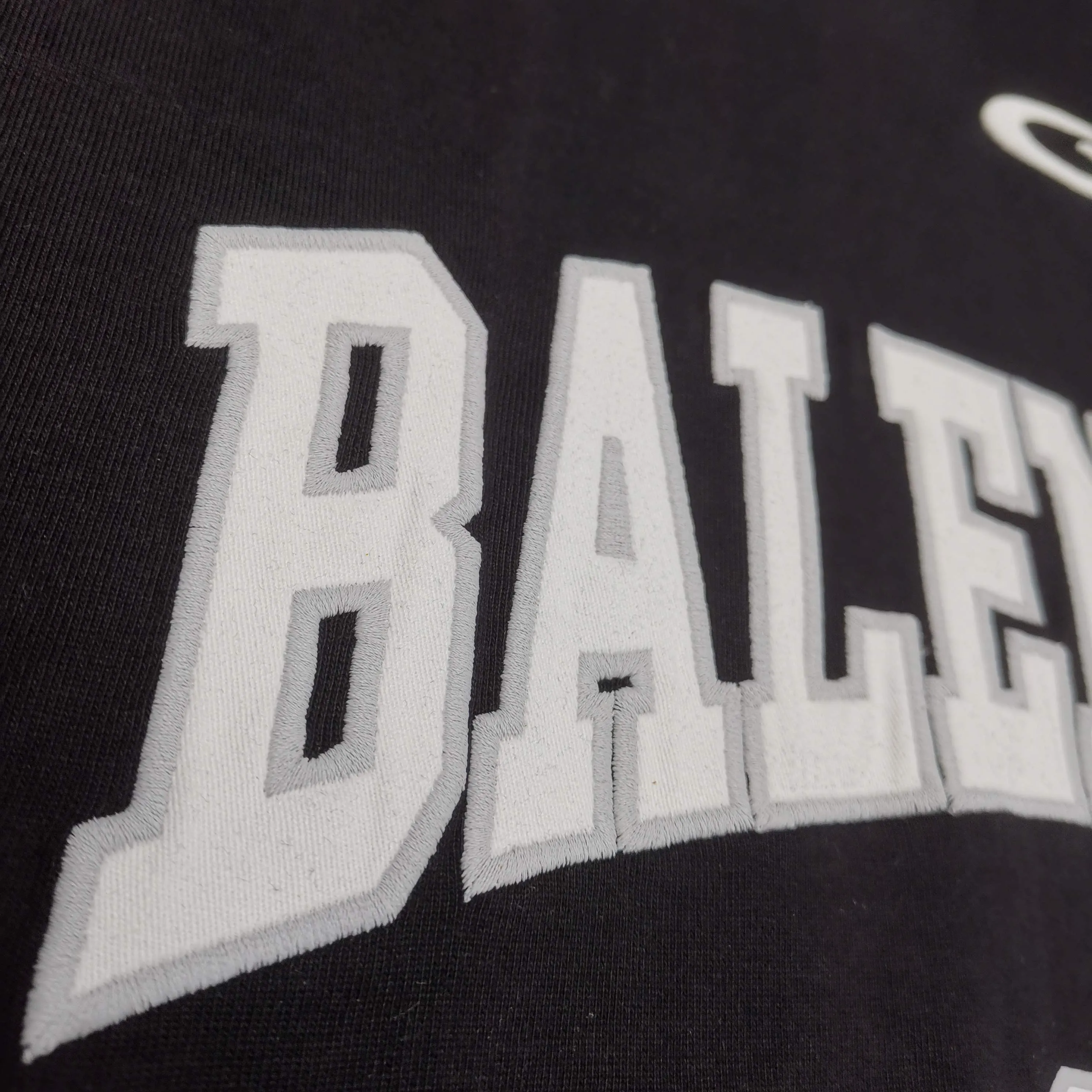 [Top version. Official website quality] BALENCI*GA/Paris.SS25 latest basketball uniform embroidered printed long-sleeved T-shirt. The front embroidery is embroidered and printed using a Tajima computer embroidery machine, the lower left corner is stamped, and the back piece is printed. Brick cabinets are synchronized. Genuine products are developed at the first time. The fabric is made of Paris ZP custom-woven and dyed cotton double yarn. Weighing 260 grams, the cloth surface is clean. The cloth pattern is clear, soft and comfortable. The threads are dyed with no color difference. The printing uses environmentally friendly imported materials, the letters are clear and the effect is three-dimensional. The version adopts OS loose shoulder design. Same style for men and women. Color: black, white, purple, orchid. Size: XS S M L P350