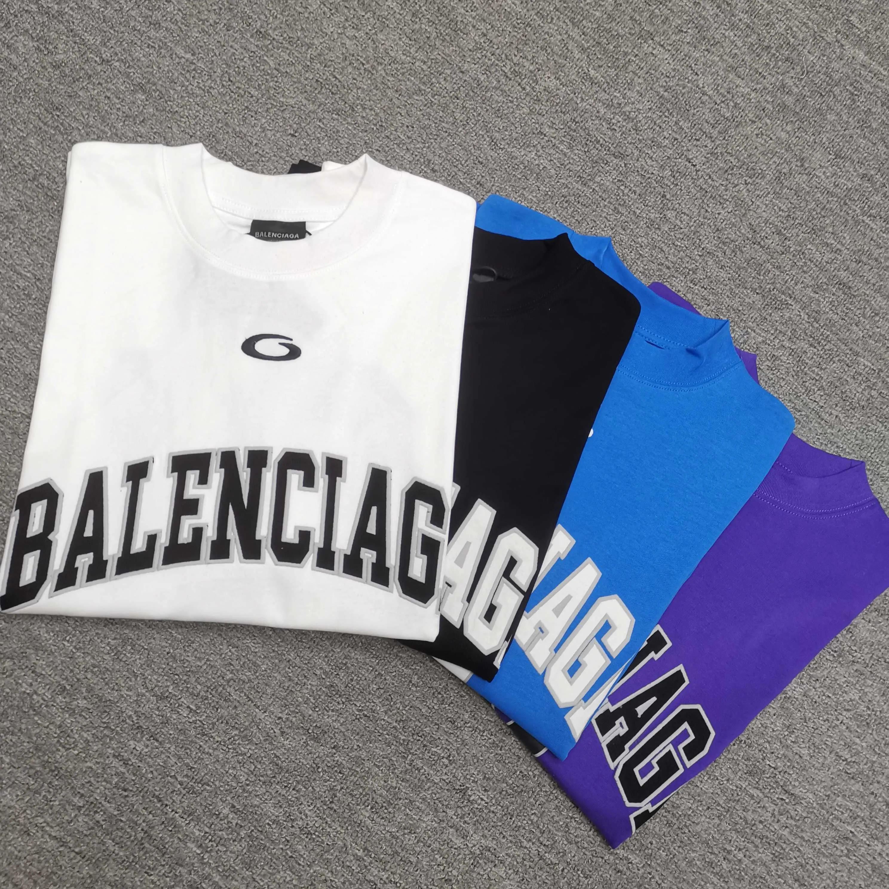 [Top version. Official website quality] BALENCI*GA/Paris.SS25 latest basketball uniform embroidered printed long-sleeved T-shirt. The front embroidery is embroidered and printed using a Tajima computer embroidery machine, the lower left corner is stamped, and the back piece is printed. Brick cabinets are synchronized. Genuine products are developed at the first time. The fabric is made of Paris ZP custom-woven and dyed cotton double yarn. Weighing 260 grams, the cloth surface is clean. The cloth pattern is clear, soft and comfortable. The threads are dyed with no color difference. The printing uses environmentally friendly imported materials, the letters are clear and the effect is three-dimensional. The version adopts OS loose shoulder design. Same style for men and women. Color: black, white, purple, orchid. Size: XS S M L P350