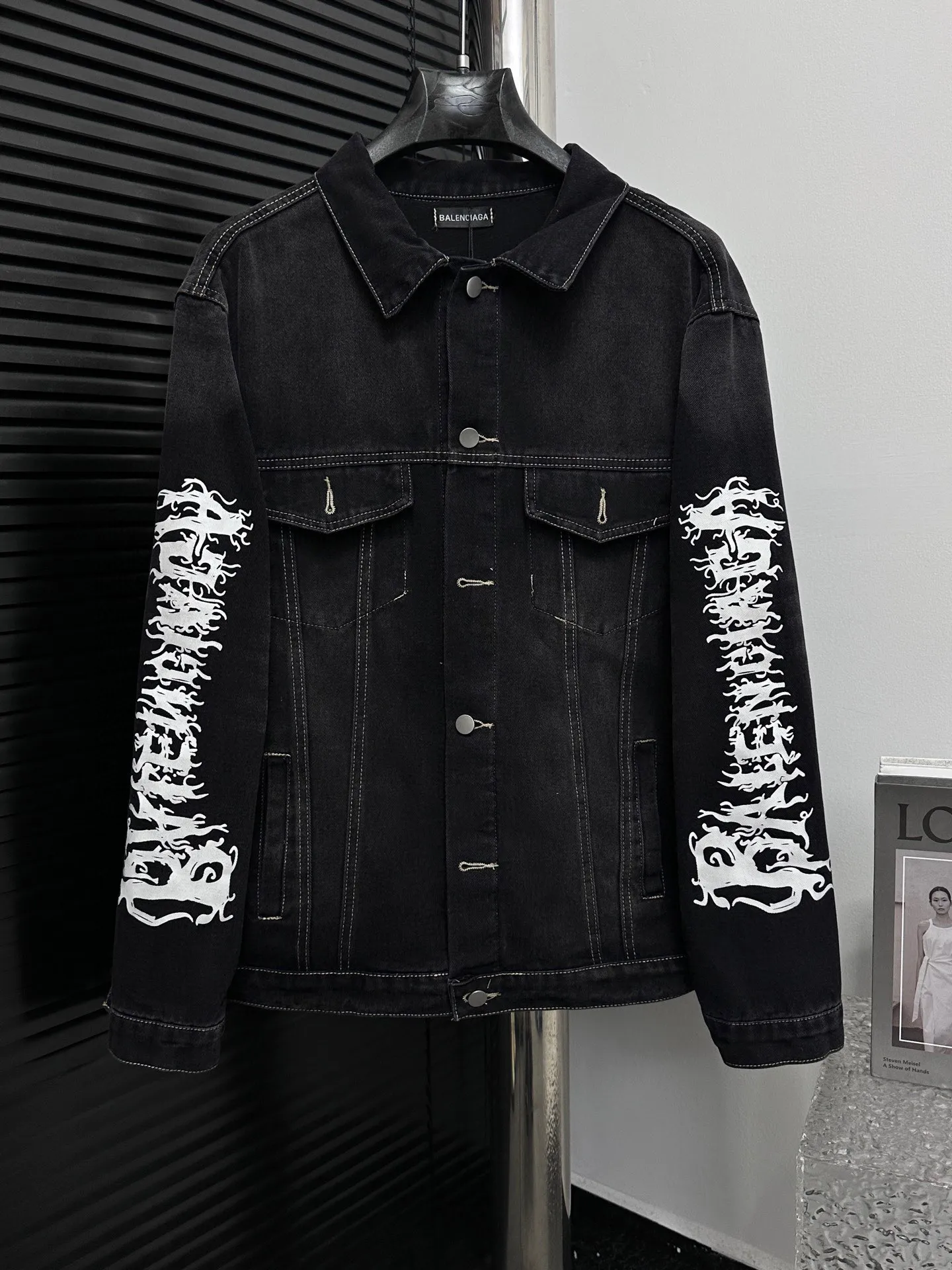 🅿️300 【Balenciag*】SS24 catwalk style Year of the Dragon limited edition letter graffiti men's and women's retro washed denim jacket, new spring and summer style. Letter graffiti looks strong in street art during the day. Simple and low-key. Made of customized fabrics. The washing effect is excellent, the feel is breathable and thick, the door pockets with exclusive details are fully embedded with clips, and it is stiff and cannot be deformed. The whole garment is made of custom-woven heavy denim fabrics, with independent hardware molding, heavy washing, and nostalgic inkjet printing. It is very fashionable and versatile for both men and women. I fell in love at first sight. It has been created through multiple processes and has a high-end feel. It is a motorcycle, showing luxury, classic and durability!! Exclusive original customized logo hardware buttons are an indispensable must-have item this year, same style for men and women, highly recommended to keep!   Color: Washed Black Size: S-XL