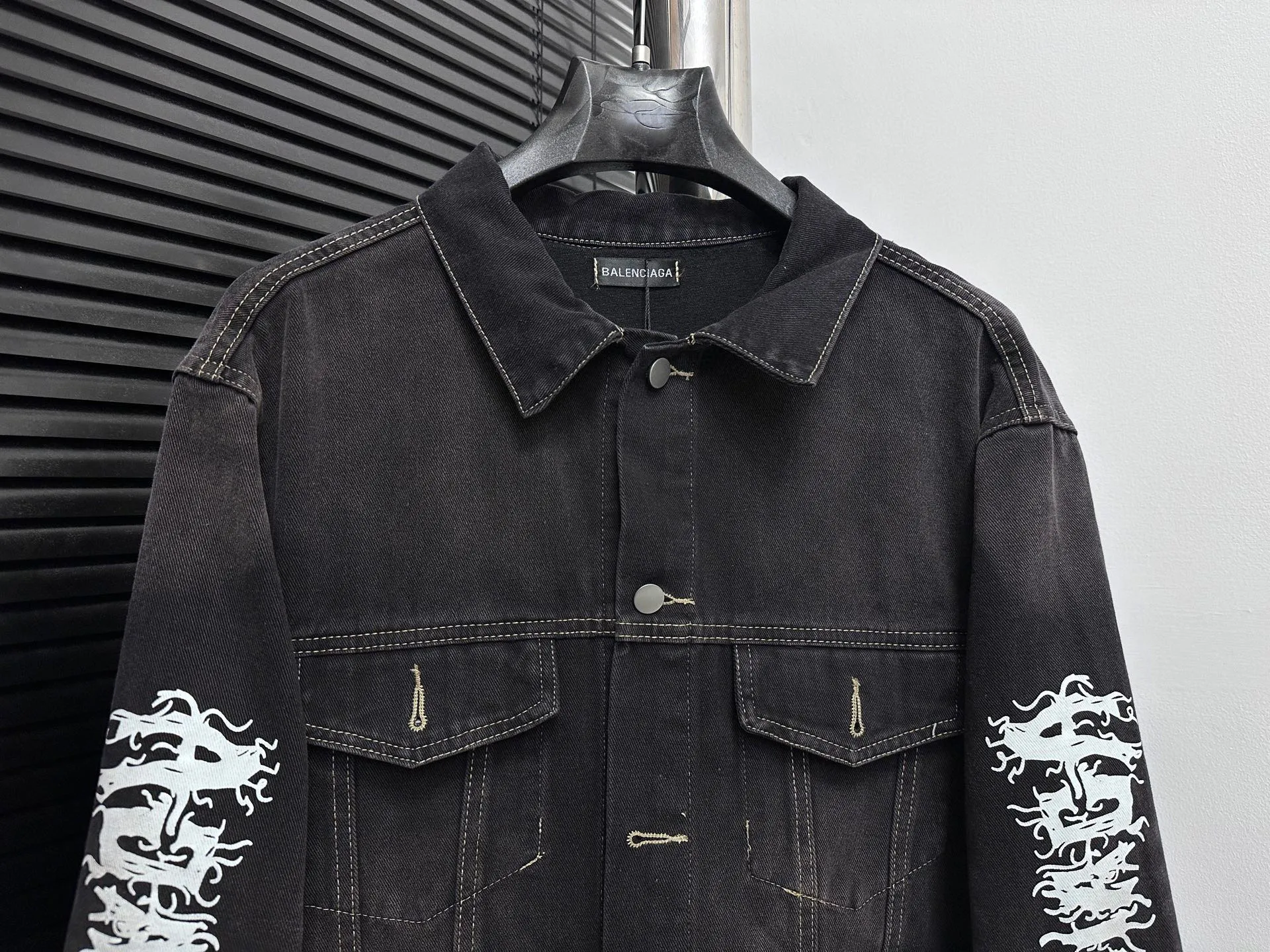 🅿️300 【Balenciag*】SS24 catwalk style Year of the Dragon limited edition letter graffiti men's and women's retro washed denim jacket, new spring and summer style. Letter graffiti looks strong in street art during the day. Simple and low-key. Made of customized fabrics. The washing effect is excellent, the feel is breathable and thick, the door pockets with exclusive details are fully embedded with clips, and it is stiff and cannot be deformed. The whole garment is made of custom-woven heavy denim fabrics, with independent hardware molding, heavy washing, and nostalgic inkjet printing. It is very fashionable and versatile for both men and women. I fell in love at first sight. It has been created through multiple processes and has a high-end feel. It is a motorcycle, showing luxury, classic and durability!! Exclusive original customized logo hardware buttons are an indispensable must-have item this year, same style for men and women, highly recommended to keep!   Color: Washed Black Size: S-XL