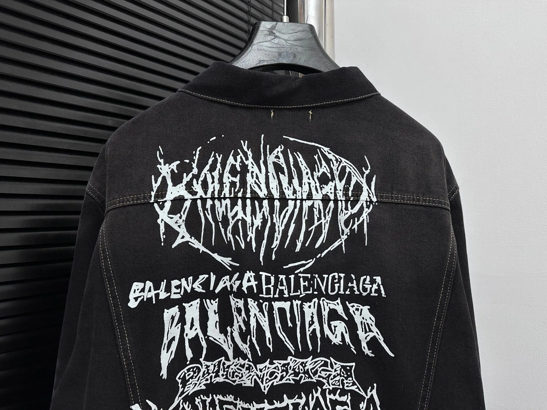 🅿️300 【Balenciag*】SS24 catwalk style Year of the Dragon limited edition letter graffiti men's and women's retro washed denim jacket, new spring and summer style. Letter graffiti looks strong in street art during the day. Simple and low-key. Made of customized fabrics. The washing effect is excellent, the feel is breathable and thick, the door pockets with exclusive details are fully embedded with clips, and it is stiff and cannot be deformed. The whole garment is made of custom-woven heavy denim fabrics, with independent hardware molding, heavy washing, and nostalgic inkjet printing. It is very fashionable and versatile for both men and women. I fell in love at first sight. It has been created through multiple processes and has a high-end feel. It is a motorcycle, showing luxury, classic and durability!! Exclusive original customized logo hardware buttons are an indispensable must-have item this year, same style for men and women, highly recommended to keep!   Color: Washed Black Size: S-XL