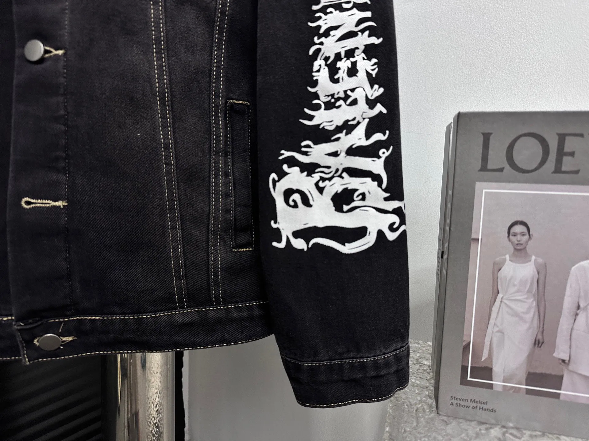 🅿️300 【Balenciag*】SS24 catwalk style Year of the Dragon limited edition letter graffiti men's and women's retro washed denim jacket, new spring and summer style. Letter graffiti looks strong in street art during the day. Simple and low-key. Made of customized fabrics. The washing effect is excellent, the feel is breathable and thick, the door pockets with exclusive details are fully embedded with clips, and it is stiff and cannot be deformed. The whole garment is made of custom-woven heavy denim fabrics, with independent hardware molding, heavy washing, and nostalgic inkjet printing. It is very fashionable and versatile for both men and women. I fell in love at first sight. It has been created through multiple processes and has a high-end feel. It is a motorcycle, showing luxury, classic and durability!! Exclusive original customized logo hardware buttons are an indispensable must-have item this year, same style for men and women, highly recommended to keep!   Color: Washed Black Size: S-XL