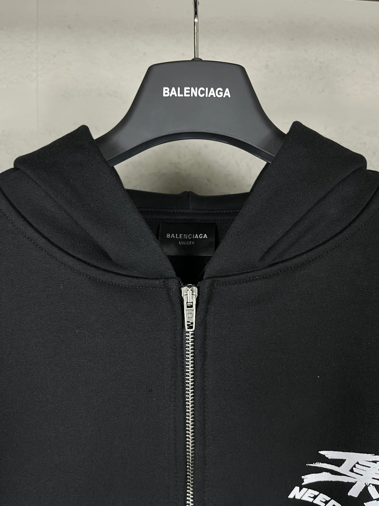 🅿️360 real photos [Top version. Official website quality] BALENCI*GA/Paris. SS24 new Balenciaga/Need for Speed: assembled cooperation series. Front and rear direct-injection printing zipper cardigan hooded sweatshirt. Brick cabinet synchronization. Genuine product development at the first time, happy to print and compare! The fabric is made of Paris ZP custom-woven and dyed cotton sweatshirt. Weighing 460 grams, the cloth surface is clean. The cloth pattern is clear, soft and comfortable. The threads are dyed with no color difference. The printing is made of environmentally friendly imported materials with direct inkjet printing. The pattern letters are clear and the effect is three-dimensional. The version adopts OS loose shoulder style. Same style for men and women. Code: BL238906 Color: Black Size: XS S M L