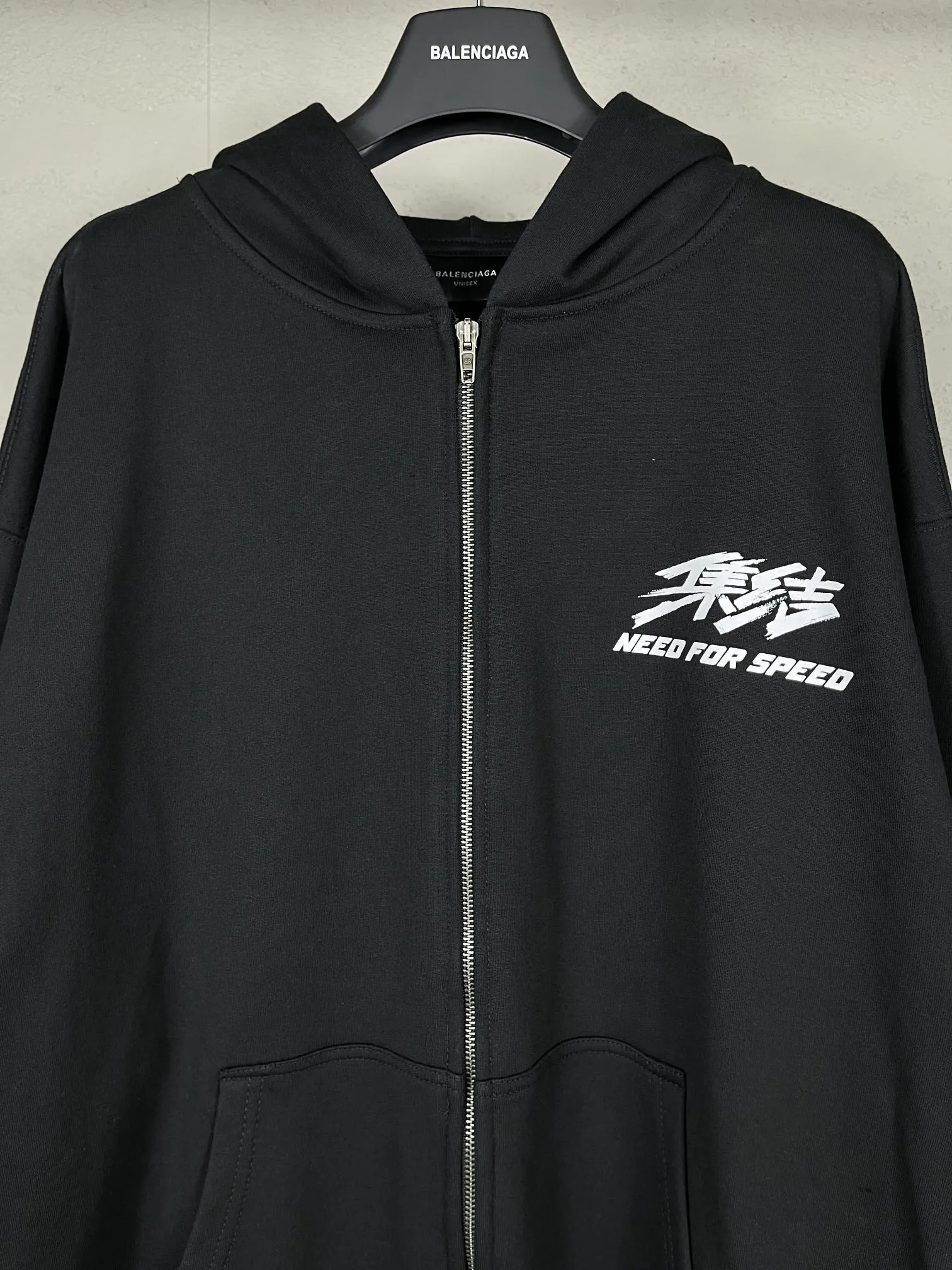 🅿️360 real photos [Top version. Official website quality] BALENCI*GA/Paris. SS24 new Balenciaga/Need for Speed: assembled cooperation series. Front and rear direct-injection printing zipper cardigan hooded sweatshirt. Brick cabinet synchronization. Genuine product development at the first time, happy to print and compare! The fabric is made of Paris ZP custom-woven and dyed cotton sweatshirt. Weighing 460 grams, the cloth surface is clean. The cloth pattern is clear, soft and comfortable. The threads are dyed with no color difference. The printing is made of environmentally friendly imported materials with direct inkjet printing. The pattern letters are clear and the effect is three-dimensional. The version adopts OS loose shoulder style. Same style for men and women. Code: BL238906 Color: Black Size: XS S M L