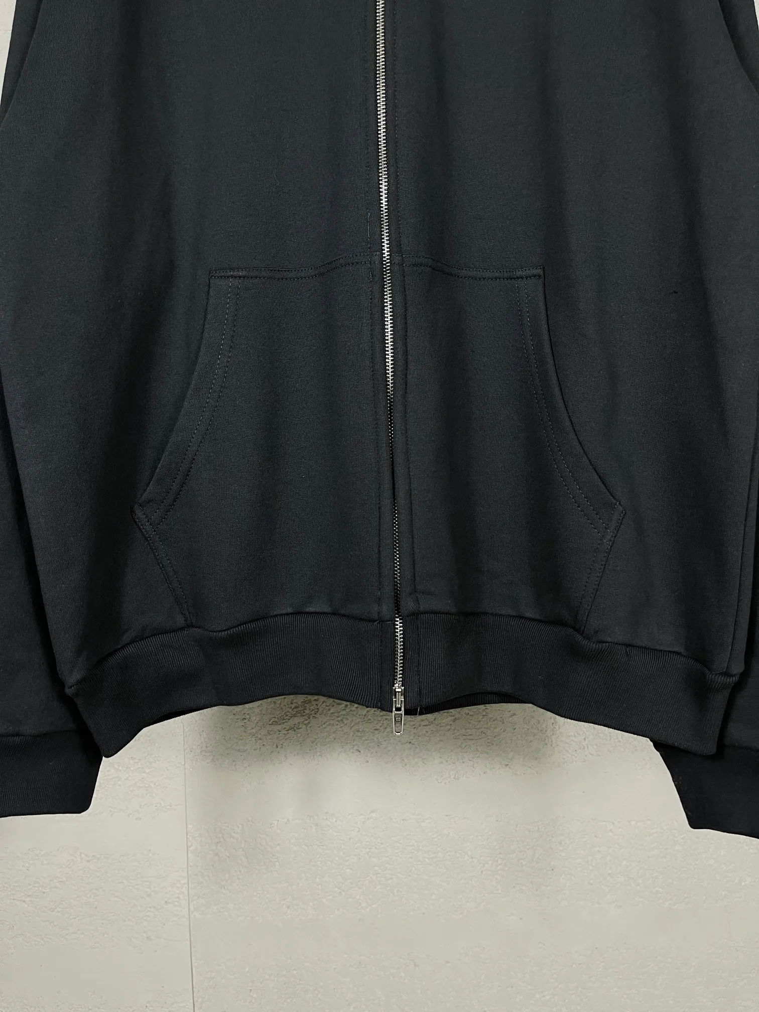 🅿️360 real photos [Top version. Official website quality] BALENCI*GA/Paris. SS24 new Balenciaga/Need for Speed: assembled cooperation series. Front and rear direct-injection printing zipper cardigan hooded sweatshirt. Brick cabinet synchronization. Genuine product development at the first time, happy to print and compare! The fabric is made of Paris ZP custom-woven and dyed cotton sweatshirt. Weighing 460 grams, the cloth surface is clean. The cloth pattern is clear, soft and comfortable. The threads are dyed with no color difference. The printing is made of environmentally friendly imported materials with direct inkjet printing. The pattern letters are clear and the effect is three-dimensional. The version adopts OS loose shoulder style. Same style for men and women. Code: BL238906 Color: Black Size: XS S M L