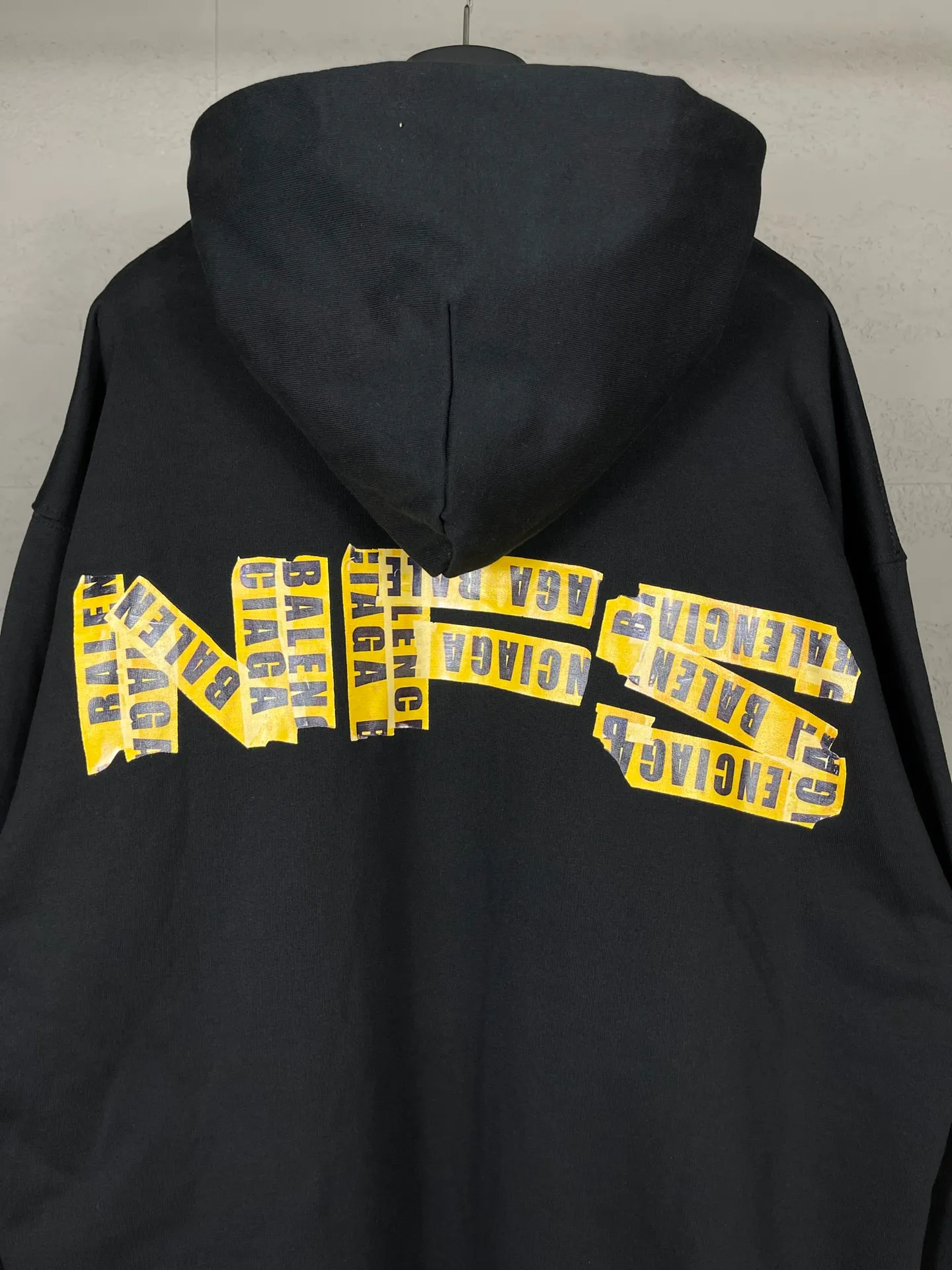 🅿️360 real photos [Top version. Official website quality] BALENCI*GA/Paris. SS24 new Balenciaga/Need for Speed: assembled cooperation series. Front and rear direct-injection printing zipper cardigan hooded sweatshirt. Brick cabinet synchronization. Genuine product development at the first time, happy to print and compare! The fabric is made of Paris ZP custom-woven and dyed cotton sweatshirt. Weighing 460 grams, the cloth surface is clean. The cloth pattern is clear, soft and comfortable. The threads are dyed with no color difference. The printing is made of environmentally friendly imported materials with direct inkjet printing. The pattern letters are clear and the effect is three-dimensional. The version adopts OS loose shoulder style. Same style for men and women. Code: BL238906 Color: Black Size: XS S M L