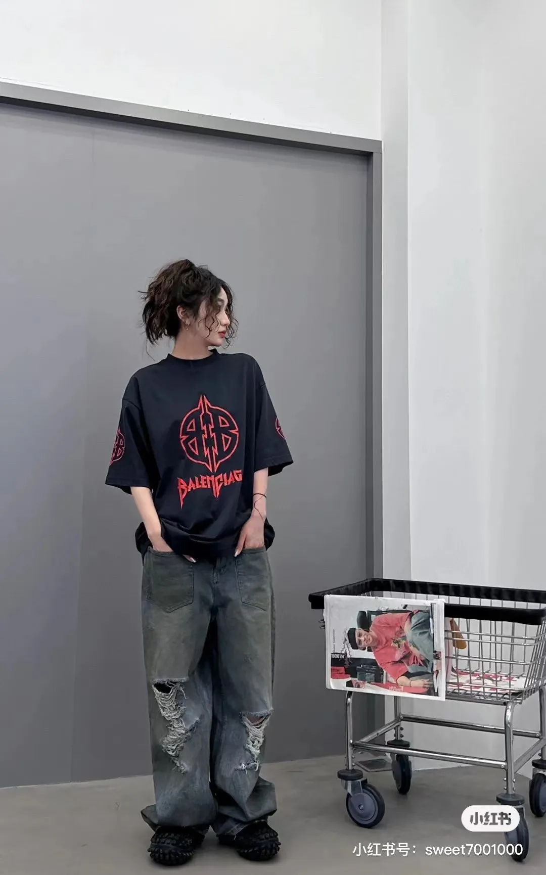 🎀Hot model pictures🎀[New arrival] Top version-BALENCIAGA_Paris special-shaped double B crack print short-sleeved T-shirt The front and rear platens are hand-printed, precision mesh is used to make the stencil, imported environmentally friendly slurry is scraped, and the letters are clearly restored. The spacing between letters is all the same as the original version. The font size is consistent with the original version. The comparison code number ratio is increased and enlarged. The letters are strictly aligned to highly restore the spacing ratio and three-dimensional sense. The printing has no burrs. Basically, the color difference is minimized to be infinitely close. The printing has transparent bottom lines and no burrs. The yarn is made of Made of 18SJC and imported oil-proof treated thread, there will be no oil stains. The car is imported from Silver Sword with a knife, which does not eat the cloth or leave any cloth. The sewing machine needle uses a No. 9 round-head needle, which does not puncture or break the fibers of the fabric. The density of the thread is 3CM/14 needles, which is tight and not loose or sparse. The double-layer stitching of the back collar is firm and tight. The double chain of the shoulder is routed. The hem is tightened tightly. The fabric is full of drape and consistent with the pattern. The fabric is made of 280g double-ply double-yarn plain cotton fabric, which has full drape and smooth hand feel. Complete color matching from dyeing to craftsmanship, customized accessories with three standards. The front and rear left and right cuffs are made of imported Kornit direct-injection color-printing technology. The os dropped shoulders are loose and the same style for men and women! ! Size: xs-L Color: Black P:280