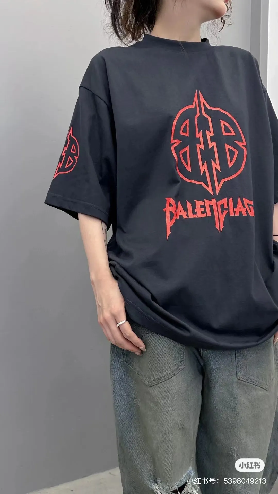 🎀Hot model pictures🎀[New arrival] Top version-BALENCIAGA_Paris special-shaped double B crack print short-sleeved T-shirt The front and rear platens are hand-printed, precision mesh is used to make the stencil, imported environmentally friendly slurry is scraped, and the letters are clearly restored. The spacing between letters is all the same as the original version. The font size is consistent with the original version. The comparison code number ratio is increased and enlarged. The letters are strictly aligned to highly restore the spacing ratio and three-dimensional sense. The printing has no burrs. Basically, the color difference is minimized to be infinitely close. The printing has transparent bottom lines and no burrs. The yarn is made of Made of 18SJC and imported oil-proof treated thread, there will be no oil stains. The car is imported from Silver Sword with a knife, which does not eat the cloth or leave any cloth. The sewing machine needle uses a No. 9 round-head needle, which does not puncture or break the fibers of the fabric. The density of the thread is 3CM/14 needles, which is tight and not loose or sparse. The double-layer stitching of the back collar is firm and tight. The double chain of the shoulder is routed. The hem is tightened tightly. The fabric is full of drape and consistent with the pattern. The fabric is made of 280g double-ply double-yarn plain cotton fabric, which has full drape and smooth hand feel. Complete color matching from dyeing to craftsmanship, customized accessories with three standards. The front and rear left and right cuffs are made of imported Kornit direct-injection color-printing technology. The os dropped shoulders are loose and the same style for men and women! ! Size: xs-L Color: Black P:280