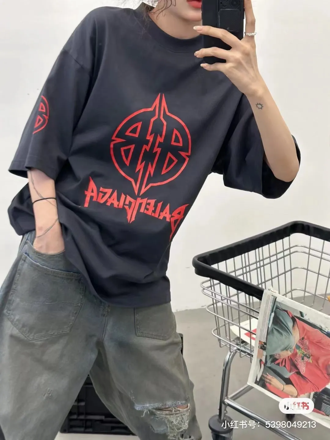 🎀Hot model pictures🎀[New arrival] Top version-BALENCIAGA_Paris special-shaped double B crack print short-sleeved T-shirt The front and rear platens are hand-printed, precision mesh is used to make the stencil, imported environmentally friendly slurry is scraped, and the letters are clearly restored. The spacing between letters is all the same as the original version. The font size is consistent with the original version. The comparison code number ratio is increased and enlarged. The letters are strictly aligned to highly restore the spacing ratio and three-dimensional sense. The printing has no burrs. Basically, the color difference is minimized to be infinitely close. The printing has transparent bottom lines and no burrs. The yarn is made of Made of 18SJC and imported oil-proof treated thread, there will be no oil stains. The car is imported from Silver Sword with a knife, which does not eat the cloth or leave any cloth. The sewing machine needle uses a No. 9 round-head needle, which does not puncture or break the fibers of the fabric. The density of the thread is 3CM/14 needles, which is tight and not loose or sparse. The double-layer stitching of the back collar is firm and tight. The double chain of the shoulder is routed. The hem is tightened tightly. The fabric is full of drape and consistent with the pattern. The fabric is made of 280g double-ply double-yarn plain cotton fabric, which has full drape and smooth hand feel. Complete color matching from dyeing to craftsmanship, customized accessories with three standards. The front and rear left and right cuffs are made of imported Kornit direct-injection color-printing technology. The os dropped shoulders are loose and the same style for men and women! ! Size: xs-L Color: Black P:280
