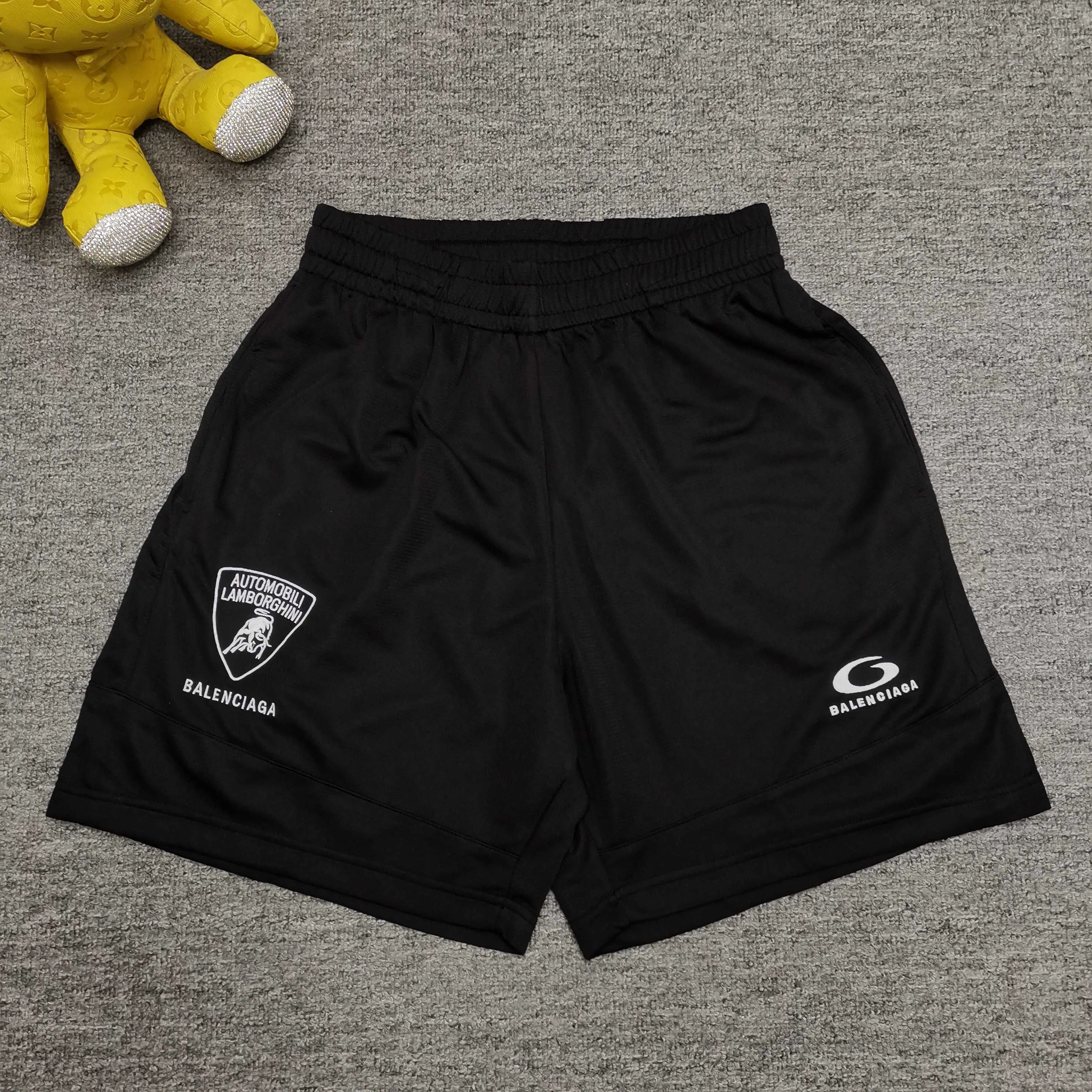 [Top version. Official website quality] BALENCI*GA/Paris co-branded Lamborghini shorts. Embroidery on the front and left, double-layer mesh lining, and multi-position hem shorts. Extra heavy craftsmanship. SS25 latest model. Research and development at the first time, different market currencies. Comparisons welcome. The fabric is made of custom-woven sports fabric that absorbs moisture and is comfortable and dry. Whether you are doing sports or fitness or going out on the street every day, you can easily become the center of attention. Weight 180 grams. The embroidery is done using imported Tajima embroidery machines. The pattern letters are clear, three-dimensional and without burrs. Different market currencies. Comparisons welcome. The version adopts a loose version. The same style for men and women. Color: Black Size: XS S M L P290