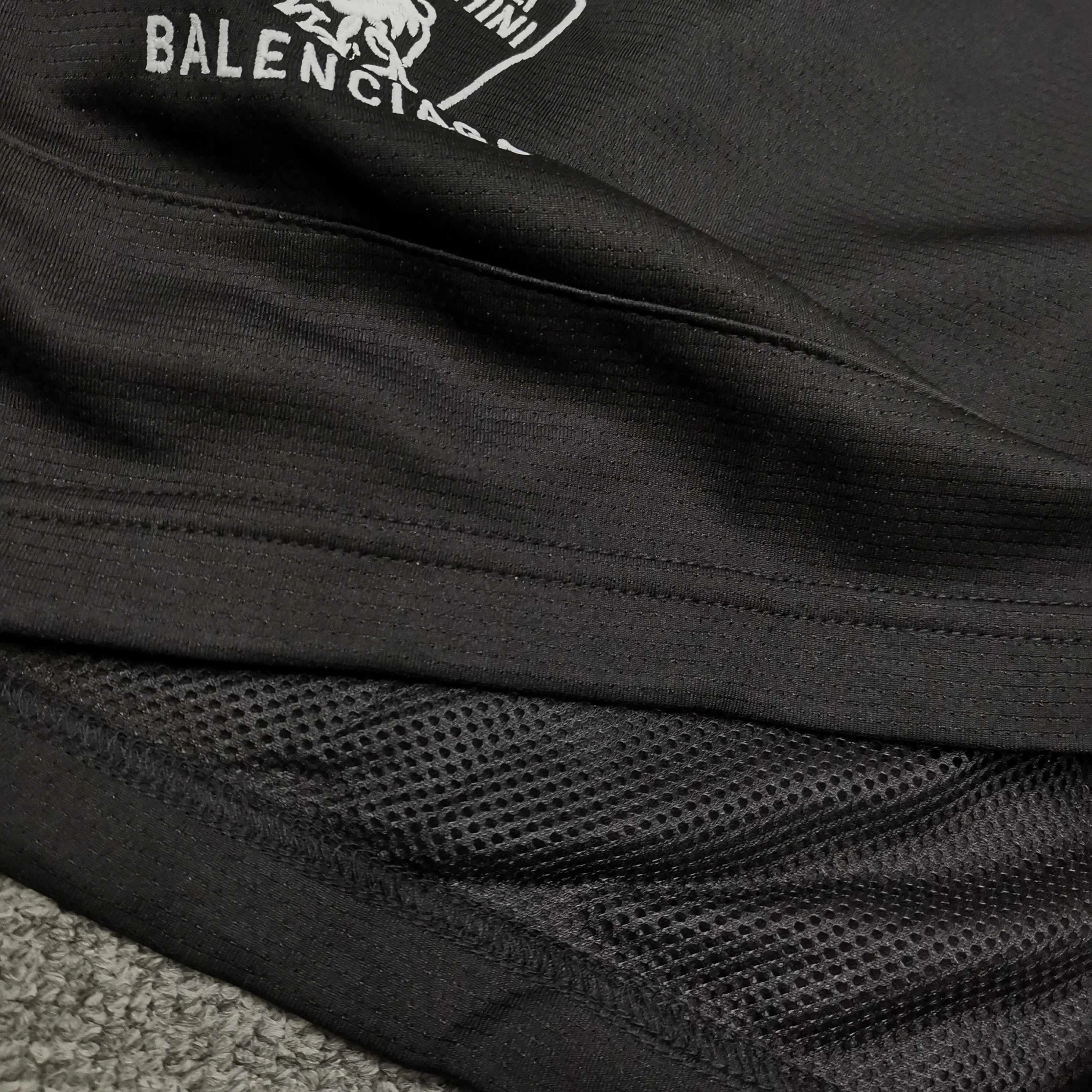 [Top version. Official website quality] BALENCI*GA/Paris co-branded Lamborghini shorts. Embroidery on the front and left, double-layer mesh lining, and multi-position hem shorts. Extra heavy craftsmanship. SS25 latest model. Research and development at the first time, different market currencies. Comparisons welcome. The fabric is made of custom-woven sports fabric that absorbs moisture and is comfortable and dry. Whether you are doing sports or fitness or going out on the street every day, you can easily become the center of attention. Weight 180 grams. The embroidery is done using imported Tajima embroidery machines. The pattern letters are clear, three-dimensional and without burrs. Different market currencies. Comparisons welcome. The version adopts a loose version. The same style for men and women. Color: Black Size: XS S M L P290