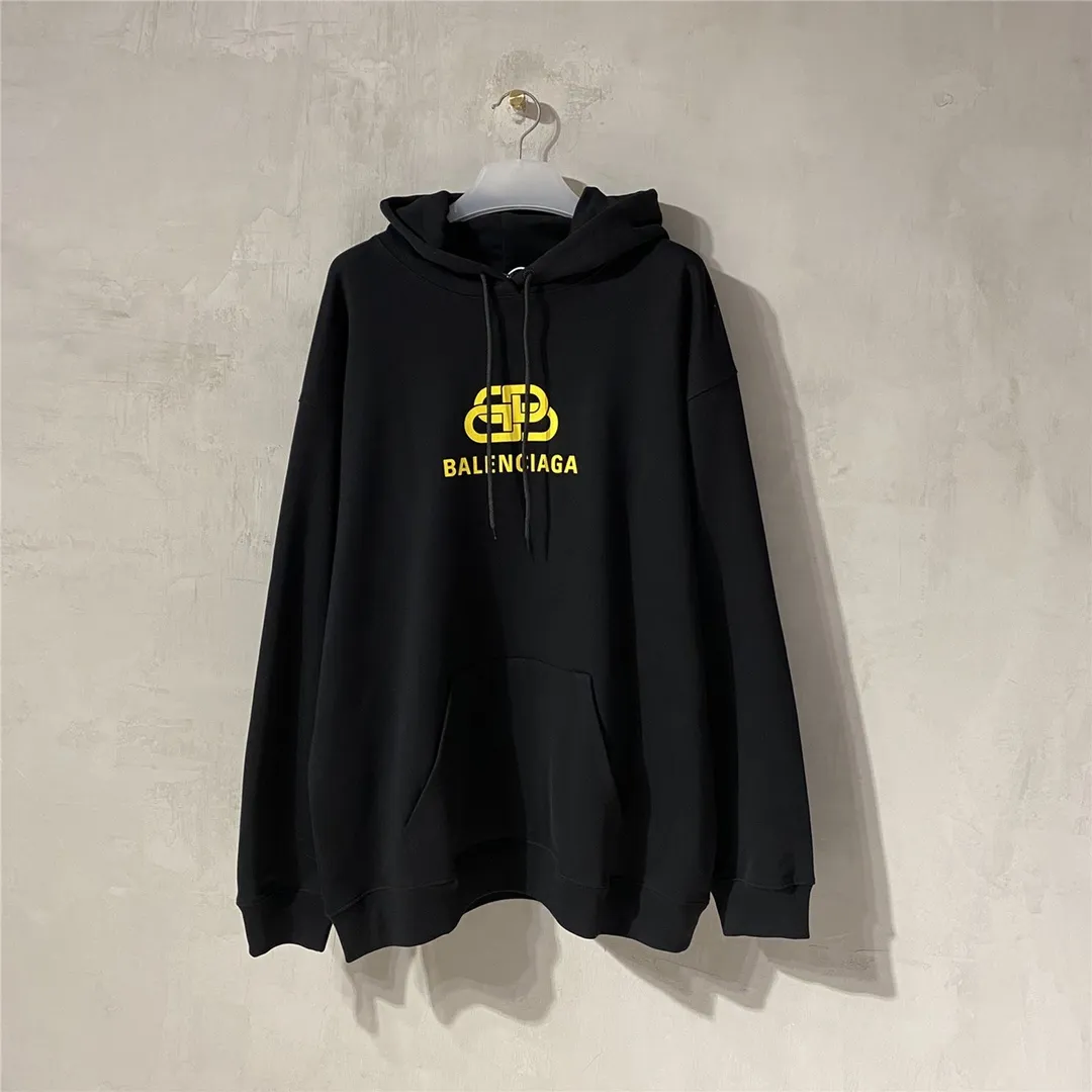 Top tested version Balenciaga BALENCIAGA haze blue lock print hooded sweatshirt [Top tested version] The only correct haze blue snowflake color on the entire network‼ ️Super white and high-end color... -Full set of 1:1 customized original accessories packaging (with logo Sydney paper + new moderator mark + washing + original hangtag) -The entire sweatshirt is made of 460 grams of pure cotton large terry, and the wet weight can reach 480 grams, full of thickness -Note ⚠️This year's Balenciaga hoodie uses embroidered phoenix eyes on the hood‼ ️Eliminating the previous hardware eyes, this is also a detail that distinguishes low-end versions on the market‼ ️The whole piece of clothing, hat rope, thread, and fabric are produced in the same vat with 0 color difference - imported elliptical machine printing is used. Each printing is neatly aligned and the overall printing has no edges. I make every piece of clothing with conscience and strive for excellence in every link. Just to sell a piece of clothing and retain a customer. Although our products are a little more expensive than others, the expensive money is kept in the clothes and is definitely not imported into my pocket.  Color: black (gold lock) Size: XS-L P:410