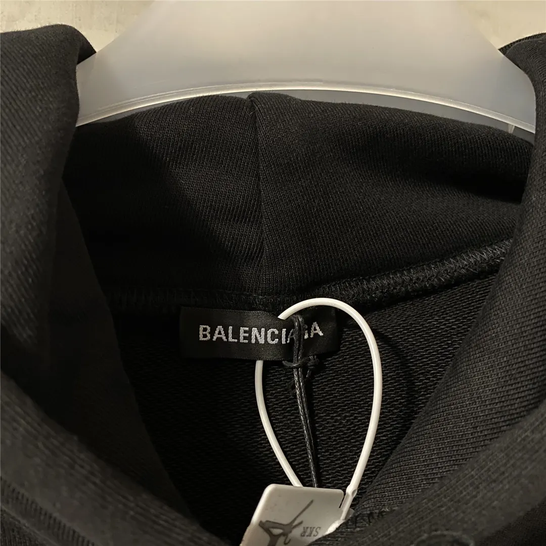 Top tested version Balenciaga BALENCIAGA haze blue lock print hooded sweatshirt [Top tested version] The only correct haze blue snowflake color on the entire network‼ ️Super white and high-end color... -Full set of 1:1 customized original accessories packaging (with logo Sydney paper + new moderator mark + washing + original hangtag) -The entire sweatshirt is made of 460 grams of pure cotton large terry, and the wet weight can reach 480 grams, full of thickness -Note ⚠️This year's Balenciaga hoodie uses embroidered phoenix eyes on the hood‼ ️Eliminating the previous hardware eyes, this is also a detail that distinguishes low-end versions on the market‼ ️The whole piece of clothing, hat rope, thread, and fabric are produced in the same vat with 0 color difference - imported elliptical machine printing is used. Each printing is neatly aligned and the overall printing has no edges. I make every piece of clothing with conscience and strive for excellence in every link. Just to sell a piece of clothing and retain a customer. Although our products are a little more expensive than others, the expensive money is kept in the clothes and is definitely not imported into my pocket.  Color: black (gold lock) Size: XS-L P:410