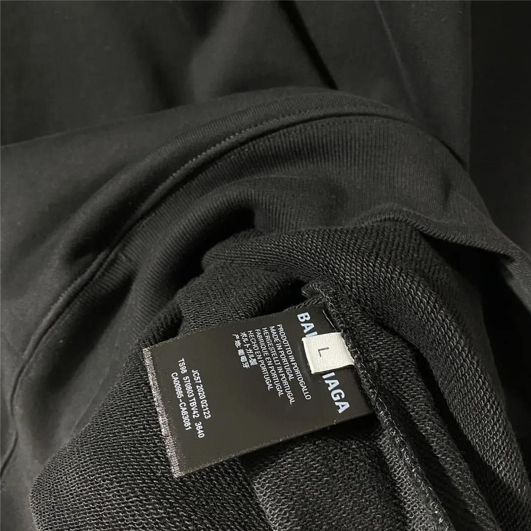 Top tested version Balenciaga BALENCIAGA haze blue lock print hooded sweatshirt [Top tested version] The only correct haze blue snowflake color on the entire network‼ ️Super white and high-end color... -Full set of 1:1 customized original accessories packaging (with logo Sydney paper + new moderator mark + washing + original hangtag) -The entire sweatshirt is made of 460 grams of pure cotton large terry, and the wet weight can reach 480 grams, full of thickness -Note ⚠️This year's Balenciaga hoodie uses embroidered phoenix eyes on the hood‼ ️Eliminating the previous hardware eyes, this is also a detail that distinguishes low-end versions on the market‼ ️The whole piece of clothing, hat rope, thread, and fabric are produced in the same vat with 0 color difference - imported elliptical machine printing is used. Each printing is neatly aligned and the overall printing has no edges. I make every piece of clothing with conscience and strive for excellence in every link. Just to sell a piece of clothing and retain a customer. Although our products are a little more expensive than others, the expensive money is kept in the clothes and is definitely not imported into my pocket.  Color: black (gold lock) Size: XS-L P:410