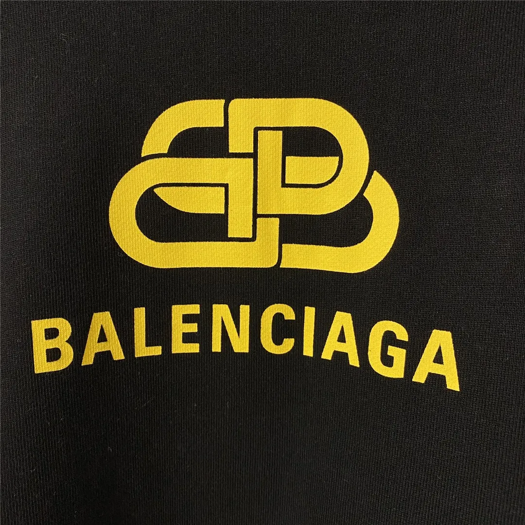 Top tested version Balenciaga BALENCIAGA haze blue lock print hooded sweatshirt [Top tested version] The only correct haze blue snowflake color on the entire network‼ ️Super white and high-end color... -Full set of 1:1 customized original accessories packaging (with logo Sydney paper + new moderator mark + washing + original hangtag) -The entire sweatshirt is made of 460 grams of pure cotton large terry, and the wet weight can reach 480 grams, full of thickness -Note ⚠️This year's Balenciaga hoodie uses embroidered phoenix eyes on the hood‼ ️Eliminating the previous hardware eyes, this is also a detail that distinguishes low-end versions on the market‼ ️The whole piece of clothing, hat rope, thread, and fabric are produced in the same vat with 0 color difference - imported elliptical machine printing is used. Each printing is neatly aligned and the overall printing has no edges. I make every piece of clothing with conscience and strive for excellence in every link. Just to sell a piece of clothing and retain a customer. Although our products are a little more expensive than others, the expensive money is kept in the clothes and is definitely not imported into my pocket.  Color: black (gold lock) Size: XS-L P:410