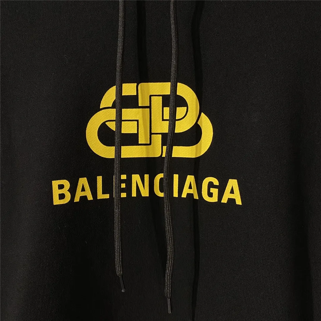 Top tested version Balenciaga BALENCIAGA haze blue lock print hooded sweatshirt [Top tested version] The only correct haze blue snowflake color on the entire network‼ ️Super white and high-end color... -Full set of 1:1 customized original accessories packaging (with logo Sydney paper + new moderator mark + washing + original hangtag) -The entire sweatshirt is made of 460 grams of pure cotton large terry, and the wet weight can reach 480 grams, full of thickness -Note ⚠️This year's Balenciaga hoodie uses embroidered phoenix eyes on the hood‼ ️Eliminating the previous hardware eyes, this is also a detail that distinguishes low-end versions on the market‼ ️The whole piece of clothing, hat rope, thread, and fabric are produced in the same vat with 0 color difference - imported elliptical machine printing is used. Each printing is neatly aligned and the overall printing has no edges. I make every piece of clothing with conscience and strive for excellence in every link. Just to sell a piece of clothing and retain a customer. Although our products are a little more expensive than others, the expensive money is kept in the clothes and is definitely not imported into my pocket.  Color: black (gold lock) Size: XS-L P:410