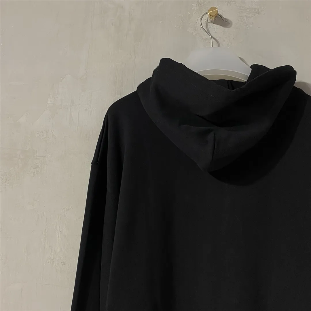 Top tested version Balenciaga BALENCIAGA haze blue lock print hooded sweatshirt [Top tested version] The only correct haze blue snowflake color on the entire network‼ ️Super white and high-end color... -Full set of 1:1 customized original accessories packaging (with logo Sydney paper + new moderator mark + washing + original hangtag) -The entire sweatshirt is made of 460 grams of pure cotton large terry, and the wet weight can reach 480 grams, full of thickness -Note ⚠️This year's Balenciaga hoodie uses embroidered phoenix eyes on the hood‼ ️Eliminating the previous hardware eyes, this is also a detail that distinguishes low-end versions on the market‼ ️The whole piece of clothing, hat rope, thread, and fabric are produced in the same vat with 0 color difference - imported elliptical machine printing is used. Each printing is neatly aligned and the overall printing has no edges. I make every piece of clothing with conscience and strive for excellence in every link. Just to sell a piece of clothing and retain a customer. Although our products are a little more expensive than others, the expensive money is kept in the clothes and is definitely not imported into my pocket.  Color: black (gold lock) Size: XS-L P:410